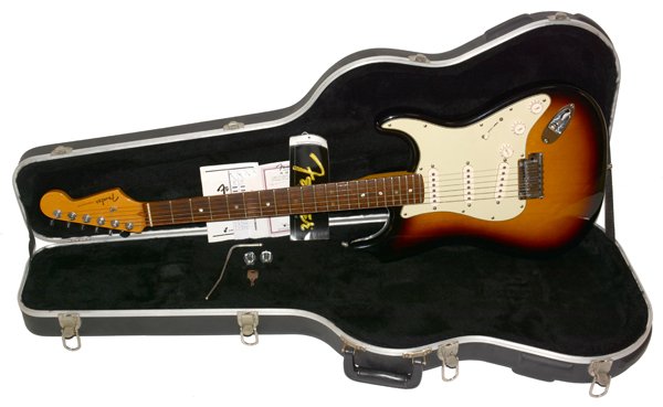 商品情報メーカーFENDER フェンダー商品名American Deluxe Stratocaster UD 3CS/R種類エレキギター付属品ハードケース(純正)、保証書(日付無記入)、アーム、ロックピン×2、鍵、ステッカー、冊子類（画像に載っているものが全てです）残フレット全体的に約7～8分程シリアルMADE IN U.S.A DZ7176878商品の状態こちらはUSED品になります。・ボディ全面にスレ、キズ、打痕が見られます。・ネックに多少のスレ・キズ、打痕が見られます。・ネックジョイントに多少の塗装クラックが見られます。・ヘッドに多少のスレ、小キズ、打痕が見られます。・指板に多少のスレ、小キズが見られます。・ペグ・ブリッジ・ジャック等金属部分に多少のスレ、小キズが見られます。・ピックガードにスレ、キズ、僅かな汚れが見られます。・ピックアップにスレ、小キズが見られます。・ノブに多少のスレ、キズ、印字部分に薄れが見られます。・セレクタースイッチに多少のスレ、小キズ、汚れが見られます。・ネジに多少のスレ、小キズが見られます。・ネックプレートに多少のスレ・キズが見られます。・バックプレートが欠品しています。・ケースにスレ、キズ、汚れ、金属部分にくすみが見られます。全体的にスレ、キズ、打痕等が見られますが上記の点以外に特に目立ったキズ、ダメージ等は見られない状態です。ネックはほぼストレートの状態です。（現在の弦高は12Fで、1弦側：約1.5mm、6弦側：約2.0mm）重量：約3.3kg、ナット幅：約43mm、スケール：約647mmコメント試奏してみましたが、音のつまりなどはありませんでした。アンプにプラグインして出音も確認しております。USEDご理解の上、ご注文下さいませ。ご注意点こちらの商品は当社のホームページ、他のサイトでも同時に販売しています。その為、ご注文を頂いても売り切れている場合がございます。売り切れている場合の賠償・保証・責任は一切負いかねますので、予めご了承の上ご検討くださいませ。★ハードケース付！Fender American Deluxe Stratocaster UD 3CS/R フェンダー アメリカンデラックス ストラト エレキギター★ 【中古】 6