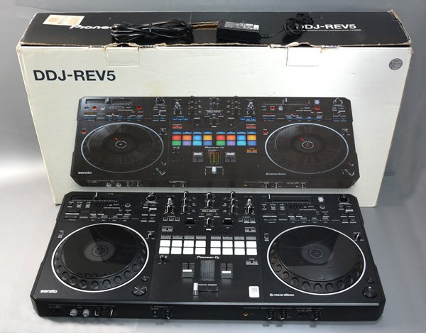 商品情報メーカーPioneer パイオニア商品名DDJ-REV5付属品外箱、ACアダプタ、電源ケーブル（画像に載っているものが全てです）商品の状態こちらはUSED品です。・こちらの製品は2024年製となっております。・操作面にスレ、小キズ、汚れが見られます。・前面、側面、背面に多少のスレ、小キズ等が見られます。・底面にスレ、小キズが見られます。・中央フェダーレバー付近にスレ、塗装剥がれが見られます。（画像にてご確認下さい。）・ジョグ、パッド、ダイヤル、ボタンに多少のスレ、小キズが見られます。・端子、ネジに多少のスレ、くすみが見られます。・アダプタに多少のスレ、小キズが見られます。・外箱にスレ、キズ、汚れ、破れ等が見られます。全体的に使用に伴う多少のスレ、小キズ、汚れ等が見られますが、上記の点以外に特に目立ったキズ、ダメージ等は見られない状態です。コメント簡易的な音出し確認のみ行っております。細かな動作確認、長時間の動作確認は行っておりません。こちらは中古品の為前オーナー様を把握しておりませんので申請手続きやユーザー登録、ライセンス解除等は当社では出来かねます。不具合、申請やユーザー登録可否等のクレームも一切お受けできませんので予めご了承ください。全機能・全操作にわたる詳細な動作確認までは実施しておらず、あくまで簡易的な動作確認のみを行ったうえでの現状販売品とさせていただきます。状態等、一切のクレームをお受けすることはできませんので、予めご了承ください。上記記載以外にも不具合が発覚した場合でも補償致しかねます。不具合が発覚した場合等、修理前提、部品取りとお考え下さい。USEDご理解の上、ご注文下さい。注意点こちらの商品は当社のホームページ、他のサイトでも同時に販売しています。その為、ご注文を頂いても売り切れている場合がございます。売り切れている場合の賠償・保証・責任は一切負いかねますので、予めご了承の上ご検討くださいませ。元箱付 Pioneer パイオニア DDJ-REV5 DJコントローラー 【中古】 6