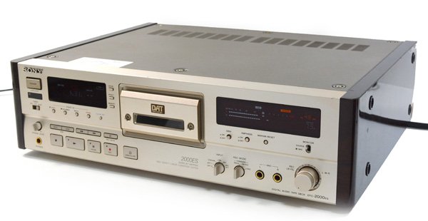 商品情報メーカーSONY ソニー商品名DTC-2000ES種類DATデッキ付属品本体のみ（画像に載っているものが全てです）商品の状態こちらはUSED品です。・正面に多少のスレ、キズ等が見られます。・正面縁に当てキズ等が見られます。・天板にスレ、キズ、汚れが見られます。・側面にスレ、キズ、剥がれ等が見られます。（画像にてご確認下さい。)・背面、底面に多少のスレ等が見られます。・ボタン、ダイヤルに多少のスレ、小キズが見られます。・カセット差込み部分に多少のスレ等が見られます。・端子、ネジにスレ、くすみが見られます。・液晶に多少のスレ、小キズが見られます。全体的にキズ、スレ等が見られますが上記の点以外に目立つキズ、ダメージ等は見られない状態です。コメント簡易的な音出し確認のみ行っております。再生・巻戻し・早送り出来ました。その他、録音機能については動作未確認です。細かな動作確認、長時間の動作確認は行っておりません。こちらの商品は、全体的な動作確認は行っておりません。その為、故障・破損・部品の欠品・正常な動作が保証できない等、様々な理由により現状販売品としてお取り扱いさせていただきます。商品の状態等に関するクレームには一切対応いたしかねますので、予めご了承ください。上記の内容に記載されていない不具合が後日判明した場合でも、補償や対応は致しかねます。修理・部品取りを前提としてご検討ください。発送の際はダンボールを使用し、エアパッキン、緩衝材等で厳重に梱包致しますのでご安心下さい。USEDご理解の上、ご注文下さい。注意点こちらの商品は当社のホームページ、他のサイトでも同時に販売しています。その為、ご注文を頂いても売り切れている場合がございます。売り切れている場合の賠償・保証・責任は一切負いかねますので、予めご了承の上ご検討くださいませ。再生・巻戻し・早送り 確認済 SONY ソニー DTC-2000ES DATデッキ 【中古】 6