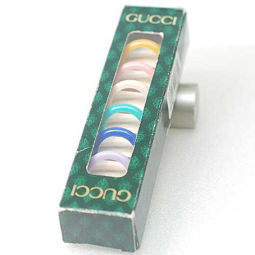 商品説明商品番号 18515 ブランド GUCCI【グッチ】 商品名 チェンジベゼル 6枚セット レディース 腕時計パーツ 参考定価 - サイズ （約）直径:2.6cm カラー マルチ 素材 プラスチック 重さ - 製造国 スイス 付属品 箱(傷みあり) 商品ランク A 当店のお取り扱い商品は、全て真贋判定済みの本物保証になります。 本物(正規品)ですか？の質問にはスルーさせて頂きます。 また、サイズが合わないや、イメージと違う等の返品は受け付けておりません。 コメント欄、商品説明を今一度ご確認いただき、ご検討をお願いいたします。 ・各ベゼル、目に付く擦れや傷等ございませんが、ピンクベゼルに、ヤケの様な黄ばみ部分がございます。 ・付属品の箱に、鼻を近づけると、微かに香水の様な匂いがします。 ・目立ったマイナス点はなく、全体的に綺麗なお品物となっております。 ・詳しくは画像をご参照下さい。 ※商品確認には万全の注意を払っておりますが、記載しきれないダメージ等ある場合がございますので、中古品にご理解のない方はご遠慮下さいませ。 コメント コーディネートのアクセントにもなる、グッチのチェンジベゼル。 6枚セットでの販売です。 アクセサリー感覚で使用でき、他のブレスレットとの重ねづけにもオススメです。 ※お客様のPCモニターや インターネット環境の違い等により、多少色が違って見えることがございます。 商品ランクについて 新品 正規店の新品と同じ状態です。商品により付属品がない事があります。 未使用品 使用形跡がなく大変綺麗な状態。保管環境により、マイナス点（細かい擦れ等）がある場合がございます。 Sランク 数回程度の使用状態。中古品ではあるが、未使用品に近い商品。 Aランク 多少の使用感はあるが目立った傷や汚れがない商品です。 ABランク 一見して中古感が出ている状態。傷や汚れ等は容易に確認できますが、気兼ねなくお使い頂ける商品です。 Bランク 全体的に使用感があり、傷や汚れが多くありますが、その分お求めやすい価格となっております。