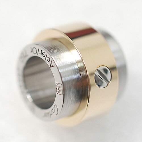 商品説明商品番号 18322 ブランド Cartier【カルティエ】 商品名 750(YG)×Acier サントス100 ペンダント コードネックレス B3016900 参考定価 - サイズ （約）トップ W 9.8mm×H 12mm コードネックレス 全長 42cm 素材 750(YG)×Acier(ステンレス) 重さ トップ：5.7g 付属品 箱・ケース・証明書(本体と一致)・取り扱い注意カード 商品ランク A 当店のお取り扱い商品は、全て真贋判定済みの本物保証になります。 本物(正規品)ですか？の質問にはスルーさせて頂きます。 また、サイズが合わないや、イメージと違う等の返品は受け付けておりません。 コメント欄、商品説明を今一度ご確認いただき、ご検討をお願いいたします。 ・サントスペンダント、新品仕上げ(磨き)を行いましたので、綺麗に仕上がっております。 目に付く擦れや傷等ございません。 ・コードネックレスに、傷み(切れ)あり。 ・コードネックレスに傷みがあるものの、サントスペンダントにつきましては、特記する様なマイナス点はなく、美品なお品物となっております。 ・詳しくは画像をご参照下さい。 ※商品確認には万全の注意を払っておりますが、記載しきれないダメージ等ある場合がございますので、中古品にご理解のない方はご遠慮下さいませ。 コメント カルティエの職人技が光る、真円を描いた美しいシェイプに、サントス ドゥ カルティエ ウォッチの象徴的なビス。 身に着ける人のスタイルにエレガントな印象を与え、あらゆるシーンに、胸元から力強く洗練された存在感を放ちます。 ※お客様のPCモニターや インターネット環境の違い等により、多少色が違って見えることがございます。 商品ランクについて 新品 正規店の新品と同じ状態です。商品により付属品がない事があります。 未使用品 使用形跡がなく大変綺麗な状態。保管環境により、マイナス点（細かい擦れ等）がある場合がございます。 Sランク 数回程度の使用状態。中古品ではあるが、未使用品に近い商品。 Aランク 多少の使用感はあるが目立った傷や汚れがない商品です。 ABランク 一見して中古感が出ている状態。傷や汚れ等は容易に確認できますが、気兼ねなくお使い頂ける商品です。 Bランク 全体的に使用感があり、傷や汚れが多くありますが、その分お求めやすい価格となっております。