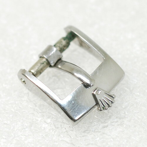 商品説明商品番号 18587 ブランド ROLEX【ロレックス】 商品名 純正 尾錠 10mm用 腕時計パーツ/レディース 参考定価 - サイズ （約）12mm×15mm カラ－ シルバー 素材 金属素材 重さ 1.3g 製造国 スイス 付属品 なし 商品ランク A 当店のお取り扱い商品は、全て真贋判定済みの本物保証になります。 本物(正規品)ですか？の質問にはスルーさせて頂きます。 また、サイズが合わないや、イメージと違う等の返品は受け付けておりません。 コメント欄、商品説明を今一度ご確認いただき、ご検討をお願いいたします。 ・薄擦れ、緑青の付着あり。 ・詳しくは画像をご参照ください。 ※商品確認には万全の注意を払っておりますが、記載しきれないダメージ等ある場合がございますので、中古品にご理解のない方はご遠慮下さいませ。 コメント ロレックス レディース腕時計革ベルト用の尾錠になります。 10mm用。 ※お客様のPCモニターや インターネット環境の違い等により、多少色が違って見えることがございます。 商品ランクについて 新品 正規店の新品と同じ状態です。商品により付属品がない事があります。 未使用品 使用形跡がなく大変綺麗な状態。保管環境により、マイナス点（細かい擦れ等）がある場合がございます。 Sランク 数回程度の使用状態。中古品ではあるが、未使用品に近い商品。 Aランク 多少の使用感はあるが目立った傷や汚れがない商品です。 ABランク 一見して中古感が出ている状態。傷や汚れ等は容易に確認できますが、気兼ねなくお使い頂ける商品です。 Bランク 全体的に使用感があり、傷や汚れが多くありますが、その分お求めやすい価格となっております。