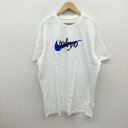 商品情報メーカーナイキ / NIKE形状Tシャツ / 半袖サイズ表記サイズ：XL肩幅：48 cm、袖丈：26 cm、着丈：76 cm、身幅：62 cmカラー白 / ホワイト柄 / パターンロゴ、文字素材画像参照商品状態状態ランク：S未使用に近い状態で使用感の少ないきれいなお品物です。※程度・状態に関しては、当店の基準にて判断したものです。※ランクはあくまで基準となりますので、商品状態・写真をご覧ください。状態補足※保管によるにおいが付着する場合がございます。においを気にされます方はご購入をお控えください。状態ランク詳細N未使用品できれいなお品物ですS未使用に近い状態で使用感の少ないきれいなお品物ですA多少の使用感はありますが、汚れやダメージも目立たなく良好なお品物ですB着用感がありますが、汚れやダメージが比較的少ないお品物ですC使用感があり、汚れやダメージがあるお品物ですD使用感やダメージがかなりある、もしくは使用に難があるお品物です～ 商品在庫について ～当店の在庫は全て現品限りとなり、並行して販売している関係上、商品ページ等で表示されている在庫情報は必ずしもリアルタイムではございません。 ご注文時に表示が在庫ありとなっていても、既に完売となっている場合もございますので予めご了承ください。～ ご注文前にご確認ください ～※販売している商品は全て中古品の為、商品によっては全ての状態やダメージを掲載する事が出来ない場合もあり、掲載された情報以外に細部の破損や汚れ、欠品、劣化などの見落としがある場合がございます。また、中古品に対してのご理解が難しいお客様においては、恐れ入りますがご購入をお控えいただきますようお願い致します。※個人差による主観の違いがあるかと思いますので、商品説明や写真画像をよくご確認の上、ご購入をお願い致します。※サイズは実寸での計測またはカタログ値になりますので、多少の誤差に関しましてはご了承をお願い致します。ナイキ / NIKE Tシャツ / 半袖 T Shirt /