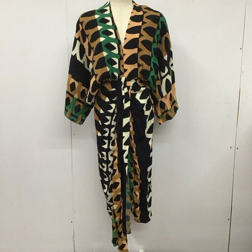 ZARA ザラ ひざ丈スカート ワンピース One-Piece Medium Skirt 半袖ワンピース ロングワンピース シャツワンピース Vネック【USED】【古着】【中古】10126916 ZARA ザラ ひざ丈スカート ワンピース One-Piece Medium Skirt 半袖ワンピース ロングワンピース シャツワンピース Vネック【USED】【古着】【中古】10126916