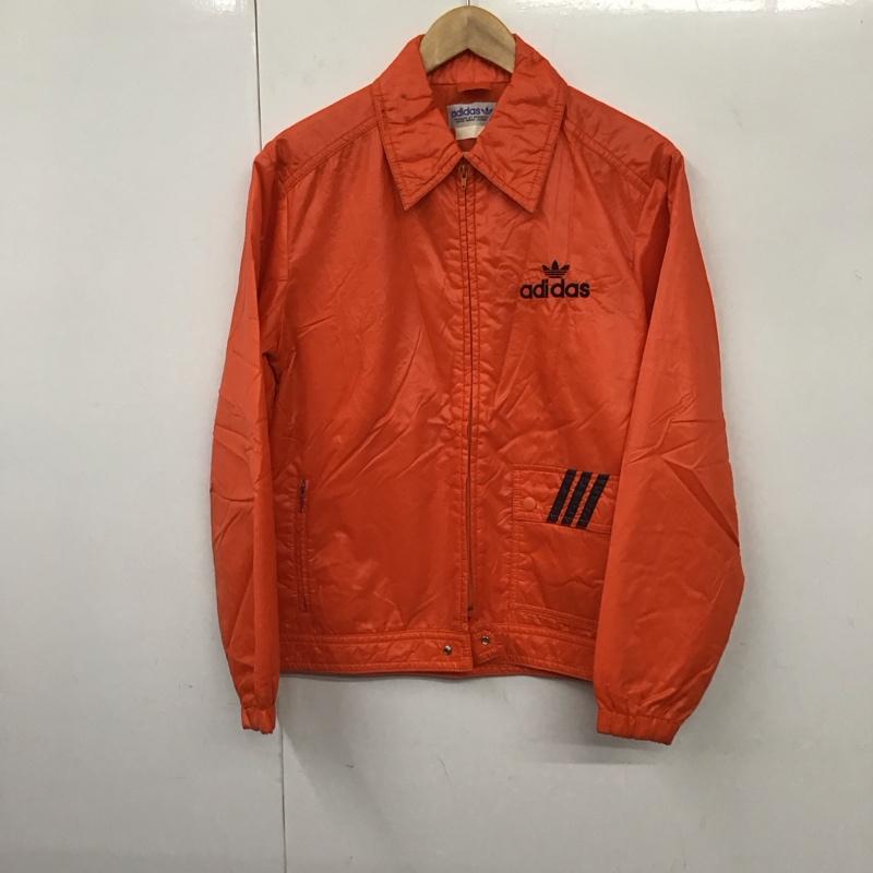 商品情報メーカーアディダス / adidas形状ジャケット、上着 / ジャケット、ブレザーサイズ表記サイズ：表記無し肩幅：46 cm、袖丈：63 cm、着丈：67 cm、身幅：53 cmカラー橙 / オレンジ柄 / パターンロゴ、文字素材素材タグ無し商品状態状態ランク：C使用感があり、汚れやダメージがあるお品物です。※程度・状態に関しては、当店の基準にて判断したものです。※ランクはあくまで基準となりますので、商品状態・写真をご覧ください。状態補足全体的に劣化、目立ったシミ汚れ有り サイズ、品質表示タグ薄れている為不明※保管によるにおいが付着する場合がございます。においを気にされます方はご購入をお控えください。※現状では加水分解などによる大きな破損は見受けられませんが、性質上、劣化や加水分解で破損する可能性がある商品です。輸送中、購入後の着用により破損する場合もございますので、万が一、購入後に破損等がありましても返品等の対応は一切致しかねます。ご理解頂いた上でご購入ください。状態ランク詳細N未使用品できれいなお品物ですS未使用に近い状態で使用感の少ないきれいなお品物ですA多少の使用感はありますが、汚れやダメージも目立たなく良好なお品物ですB着用感がありますが、汚れやダメージが比較的少ないお品物ですC使用感があり、汚れやダメージがあるお品物ですD使用感やダメージがかなりある、もしくは使用に難があるお品物です～ 商品在庫について ～当店の在庫は全て現品限りとなり、並行して販売している関係上、商品ページ等で表示されている在庫情報は必ずしもリアルタイムではございません。 ご注文時に表示が在庫ありとなっていても、既に完売となっている場合もございますので予めご了承ください。～ ご注文前にご確認ください ～※販売している商品は全て中古品の為、商品によっては全ての状態やダメージを掲載する事が出来ない場合もあり、掲載された情報以外に細部の破損や汚れ、欠品、劣化などの見落としがある場合がございます。また、中古品に対してのご理解が難しいお客様においては、恐れ入りますがご購入をお控えいただきますようお願い致します。※個人差による主観の違いがあるかと思いますので、商品説明や写真画像をよくご確認の上、ご購入をお願い致します。※サイズは実寸での計測またはカタログ値になりますので、多少の誤差に関しましてはご了承をお願い致します。アディダス / adidas ジャケット、上着 / ジャケット、ブレザー Jacket /