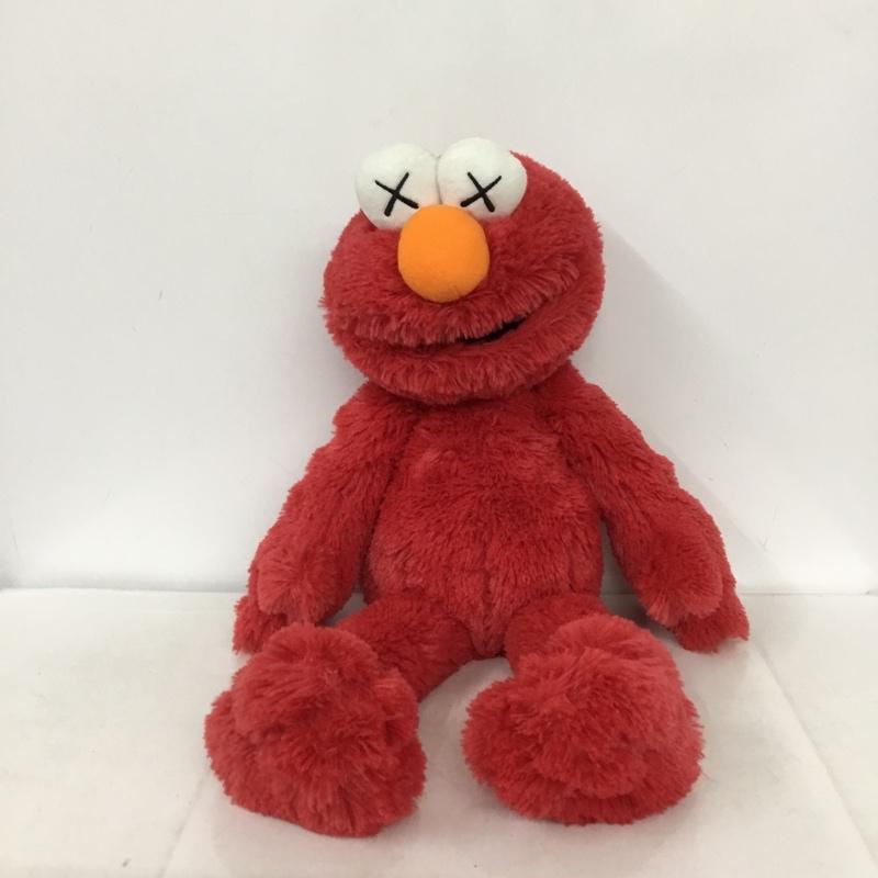 UT×KAWS×セサミストリート」第2弾、キャラクターぬいぐるみが登場