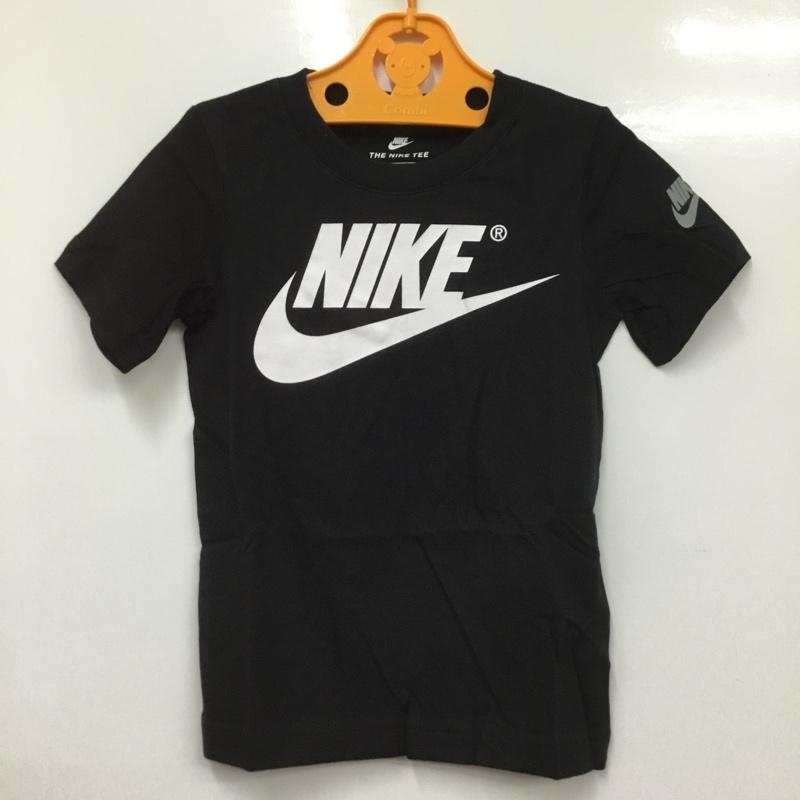 商品情報メーカーナイキ / NIKE形状Tシャツ / 半袖サイズ表記サイズ：S肩幅：28 cm、袖丈：14 cm、着丈：44 cm、身幅：32 cmカラー黒 / ブラック柄 / パターンロゴ、文字素材画像参照商品状態状態ランク：N未使用品できれいなお品物です。※程度・状態に関しては、当店の基準にて判断したものです。※ランクはあくまで基準となりますので、商品状態・写真をご覧ください。状態補足サイズ表記：5※保管によるにおいが付着する場合がございます。においを気にされます方はご購入をお控えください。※現状では加水分解などによる大きな破損は見受けられませんが、性質上、劣化や加水分解で破損する可能性がある商品です。輸送中、購入後の着用により破損する場合もございますので、万が一、購入後に破損等がありましても返品等の対応は一切致しかねます。ご理解頂いた上でご購入ください。状態ランク詳細N未使用品できれいなお品物ですS未使用に近い状態で使用感の少ないきれいなお品物ですA多少の使用感はありますが、汚れやダメージも目立たなく良好なお品物ですB着用感がありますが、汚れやダメージが比較的少ないお品物ですC使用感があり、汚れやダメージがあるお品物ですD使用感やダメージがかなりある、もしくは使用に難があるお品物です～ 商品在庫について ～当店の在庫は全て現品限りとなり、並行して販売している関係上、商品ページ等で表示されている在庫情報は必ずしもリアルタイムではございません。 ご注文時に表示が在庫ありとなっていても、既に完売となっている場合もございますので予めご了承ください。～ ご注文前にご確認ください ～※販売している商品は全て中古品の為、商品によっては全ての状態やダメージを掲載する事が出来ない場合もあり、掲載された情報以外に細部の破損や汚れ、欠品、劣化などの見落としがある場合がございます。また、中古品に対してのご理解が難しいお客様においては、恐れ入りますがご購入をお控えいただきますようお願い致します。※個人差による主観の違いがあるかと思いますので、商品説明や写真画像をよくご確認の上、ご購入をお願い致します。※サイズは実寸での計測またはカタログ値になりますので、多少の誤差に関しましてはご了承をお願い致します。ナイキ / NIKE Tシャツ / 半袖 T Shirt /