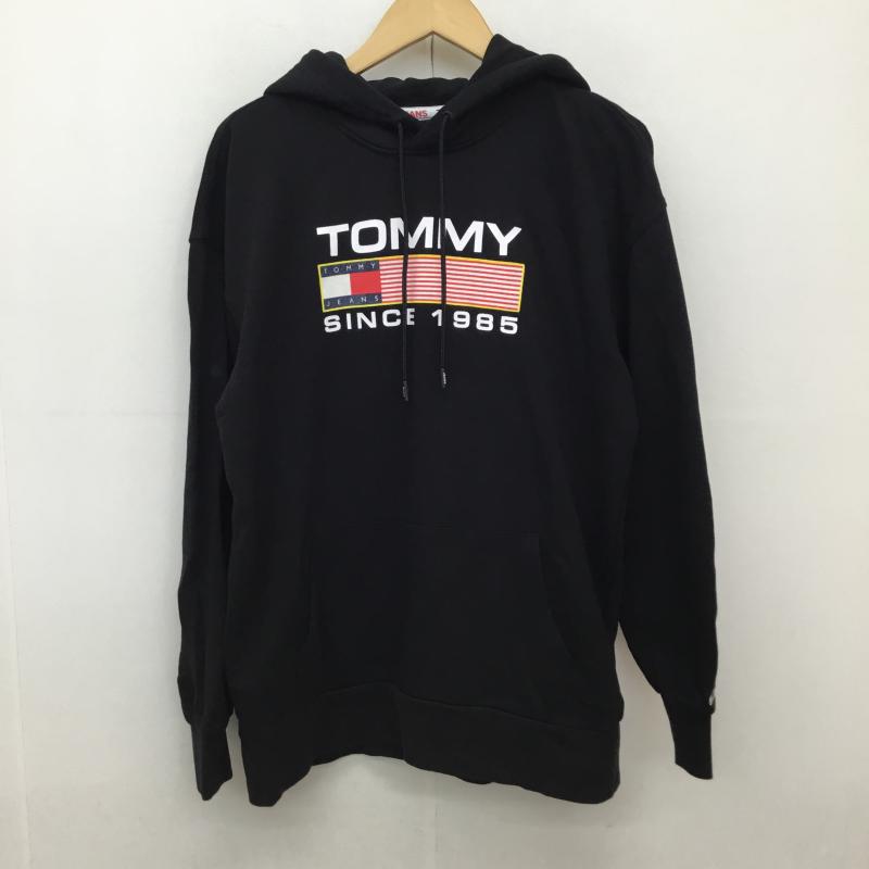 商品情報メーカートミー ジーンズ / TOMMY JEANS形状パーカー / 長袖サイズ表記サイズ：S身幅：65 cm、裄丈：76 cm、着丈：65 cmカラー黒 / ブラック柄 / パターンロゴ、文字、プリント素材画像参照商品状態状態ランク：B着用感がありますが、汚れやダメージが比較的少ないお品物です。※程度・状態に関しては、当店の基準にて判断したものです。※ランクはあくまで基準となりますので、商品状態・写真をご覧ください。状態補足※保管によるにおいが付着する場合がございます。においを気にされます方はご購入をお控えください。※現状では加水分解などによる大きな破損は見受けられませんが、性質上、劣化や加水分解で破損する可能性がある商品です。輸送中、購入後の着用により破損する場合もございますので、万が一、購入後に破損等がありましても返品等の対応は一切致しかねます。ご理解頂いた上でご購入ください。状態ランク詳細N未使用品できれいなお品物ですS未使用に近い状態で使用感の少ないきれいなお品物ですA多少の使用感はありますが、汚れやダメージも目立たなく良好なお品物ですB着用感がありますが、汚れやダメージが比較的少ないお品物ですC使用感があり、汚れやダメージがあるお品物ですD使用感やダメージがかなりある、もしくは使用に難があるお品物です～ 商品在庫について ～当店の在庫は全て現品限りとなり、並行して販売している関係上、商品ページ等で表示されている在庫情報は必ずしもリアルタイムではございません。 ご注文時に表示が在庫ありとなっていても、既に完売となっている場合もございますので予めご了承ください。～ ご注文前にご確認ください ～※販売している商品は全て中古品の為、商品によっては全ての状態やダメージを掲載する事が出来ない場合もあり、掲載された情報以外に細部の破損や汚れ、欠品、劣化などの見落としがある場合がございます。また、中古品に対してのご理解が難しいお客様においては、恐れ入りますがご購入をお控えいただきますようお願い致します。※個人差による主観の違いがあるかと思いますので、商品説明や写真画像をよくご確認の上、ご購入をお願い致します。※サイズは実寸での計測またはカタログ値になりますので、多少の誤差に関しましてはご了承をお願い致します。トミー ジーンズ / TOMMY JEANS パーカー / 長袖 Hooded Sweatshirt, Hoodie /