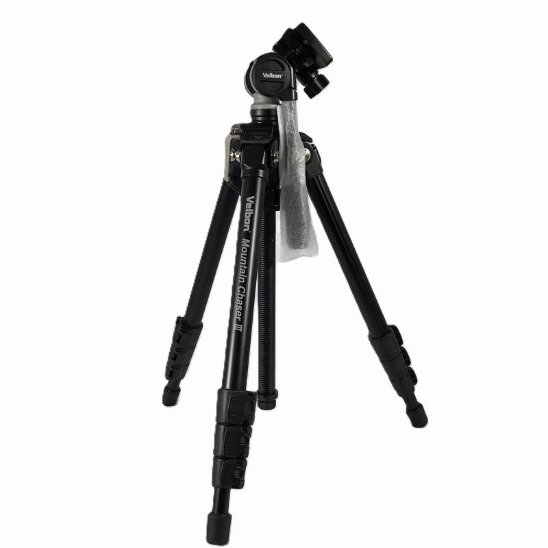 メーカー名ベルボン / Velbon製品名中型アルミ製三脚型番Mountain Chaser IIIタイプ三脚サイズ全高：1470mm最低高：245mm最大パイプ径：525mm最大パイプ径：26mm発売年2005年質量2100g雲台あり段数4最大積載量3kg付属品欠品はございません。全て揃っております。商品状態A 状態良好未使用の中古品です。 パッケージに多少の傷みがございます。備考状態ランクN 未開封品未開封品（展示品含む）。検品等の為に開封品もあり。A 状態良好使用感があまりなく、状態良好な中古品。B 一般的な中古通常使用に伴う汚れや傷、日焼け等があるもの。C 使用感の目立つ中古使用感があり、汚れや傷が目立つもの。D 難あり中古使用に支障のない程度の傷・破損があるもの。J ジャンク故障や破損、重要パーツの欠品等があるもの。※状態ランクはあくまで当店による基準となりますので、目安としてお考えください。※当店の商品は一部店頭でも販売しております。ご注文時に在庫ありとなっていた場合でも売り切れの際はご注文をキャンセルさせていただくこともございますので、予めご了承ください。配送料金こちらの商品の配送料金は日本郵便（ゆうパック）による発送となります。詳細につきましては「決済・発送・返品」のページをご確認ください。