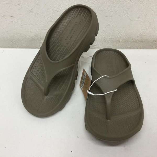 商品情報メーカー古着 / USED形状サンダル / サンダルサイズ表記サイズ：25.0cm実寸サイズ：0 cm、ヒール：0 cmカラーベージュ / ベージュ柄 / パターン素材商品状態未使用に近い状態で使用感の少ないきれいなお品物です。※程度・状態に関しては、当店の基準にて判断したものです。～ ご注文前にご確認ください ～※商品やお取引についてご不明な点やご要望などがございましたら、ご購入前にお問い合わせください。※販売している商品は全て中古品の為、商品によっては全ての状態やダメージを掲載する事が出来ない場合もあり、掲載された情報以外に細部の破損や汚れ、欠品、劣化などの見落としがある場合がございます。また、中古品に対してのご理解が難しいお客様においては、恐れ入りますがご購入をお控えいただきますようお願い致します。※スニーカーなどは現状では加水分解などによる大きな破損は見受けられませんが、性質上、劣化や加水分解で破損する可能性がある商品です。輸送中、購入後の着用により破損する場合もございますので、万が一、購入後に破損等がありましても返品等の対応は一切致しかねます。ご理解頂いた上でご購入ください。※お色につきましては、現物に近づけるように撮影をしておりますが、実際のお色を表現できていない場合がございます。また、ご覧のご覧いただく環境により、若干現物と見た目が異なる場合がございます。※商品は楽天市場以外でも販売しておりますので、商品ページ等で表示されている在庫情報は必ずしもリアルタイムではございません。 ご注文時に表示が在庫ありとなっていても、既に完売となっている場合もございますので予めご了承ください。※個人差による主観の違いがあるかと思いますので、商品説明や写真画像をよくご確認ください。※サイズは実寸での計測またはカタログ値になりますので、多少の誤差に関しましてはご了承をお願い致します。当店では紙の節約による環境問題への配慮、個人情報の保護の 取り組みとして、納品書は同梱せずに商品をお届けしております。ご注文後、当店よりお送りする注文確認メールを納品書の代わりとさせていただいております。納品書をご希望される場合、ご注文画面の備考欄に、「納品書希望」とご入力いただければ、商品に同梱、もしくは別送にて納品書をお送りさせていただきます。当店の商品は在庫の保管場所から直接お客様へお届けいたしますので、複数点購入された場合、全て同梱ではなく複数口で発送される場合があります。