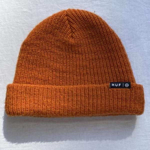 商品情報メーカーハフ / HUF形状帽子 / ニット帽サイズ表記サイズ：-高さ：20 cmカラー橙 / オレンジ柄 / パターンロゴ、文字、ワンポイント素材画像参照商品状態着用感がありますが、汚れやダメージが比較的少ないお品物です。※程度・状態に関しては、当店の基準にて判断したものです。※商品の素材の性質上、劣化や経年による破損の可能性がある商品になります。現状、大きな破損は見られませんが、輸送中、購入後の使用により破損・状態の変化する場合がございます。万が一、購入後に破損等がありましても返品等の対応は一切致しかねます。ご理解頂いた上でご購入いただきますようお願いいたします。※保管によるにおいが付着する場合がございます。においを気にされます方はご購入をお控えください。～ ご注文前にご確認ください ～※商品やお取引についてご不明な点やご要望などがございましたら、ご購入前にお問い合わせください。※販売している商品は全て中古品の為、商品によっては全ての状態やダメージを掲載する事が出来ない場合もあり、掲載された情報以外に細部の破損や汚れ、欠品、劣化などの見落としがある場合がございます。また、中古品に対してのご理解が難しいお客様においては、恐れ入りますがご購入をお控えいただきますようお願い致します。※スニーカーなどは現状では加水分解などによる大きな破損は見受けられませんが、性質上、劣化や加水分解で破損する可能性がある商品です。輸送中、購入後の着用により破損する場合もございますので、万が一、購入後に破損等がありましても返品等の対応は一切致しかねます。ご理解頂いた上でご購入ください。※お色につきましては、現物に近づけるように撮影をしておりますが、実際のお色を表現できていない場合がございます。また、ご覧のご覧いただく環境により、若干現物と見た目が異なる場合がございます。※商品は楽天市場以外でも販売しておりますので、商品ページ等で表示されている在庫情報は必ずしもリアルタイムではございません。 ご注文時に表示が在庫ありとなっていても、既に完売となっている場合もございますので予めご了承ください。※個人差による主観の違いがあるかと思いますので、商品説明や写真画像をよくご確認ください。※サイズは実寸での計測またはカタログ値になりますので、多少の誤差に関しましてはご了承をお願い致します。当店では紙の節約による環境問題への配慮、個人情報の保護の 取り組みとして、納品書は同梱せずに商品をお届けしております。ご注文後、当店よりお送りする注文確認メールを納品書の代わりとさせていただいております。納品書をご希望される場合、ご注文画面の備考欄に、「納品書希望」とご入力いただければ、商品に同梱、もしくは別送にて納品書をお送りさせていただきます。当店の商品は在庫の保管場所から直接お客様へお届けいたしますので、複数点購入された場合、全て同梱ではなく複数口で発送される場合があります。