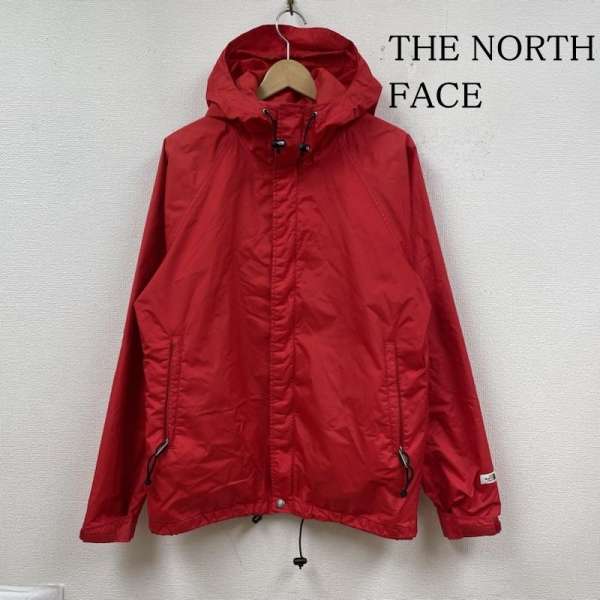 商品情報メーカーザノースフェイス / THE NORTH FACE形状ジャケット、上着 / ジャンパー、ブルゾンサイズ表記サイズ：M着丈：67 cm、身幅：56 cm、裄丈：88 cmカラー赤 / レッド柄 / パターンロゴ、文字、刺繍素材ナイロン商品状態着用感がありますが、汚れやダメージが比較的少ないお品物です。※程度・状態に関しては、当店の基準にて判断したものです。全体に汚れ。マジックテープに汚れ※保管によるにおいが付着する場合がございます。においを気にされます方はご購入をお控えください。～ ご注文前にご確認ください ～※商品やお取引についてご不明な点やご要望などがございましたら、ご購入前にお問い合わせください。※販売している商品は全て中古品の為、商品によっては全ての状態やダメージを掲載する事が出来ない場合もあり、掲載された情報以外に細部の破損や汚れ、欠品、劣化などの見落としがある場合がございます。また、中古品に対してのご理解が難しいお客様においては、恐れ入りますがご購入をお控えいただきますようお願い致します。※スニーカーなどは現状では加水分解などによる大きな破損は見受けられませんが、性質上、劣化や加水分解で破損する可能性がある商品です。輸送中、購入後の着用により破損する場合もございますので、万が一、購入後に破損等がありましても返品等の対応は一切致しかねます。ご理解頂いた上でご購入ください。※お色につきましては、現物に近づけるように撮影をしておりますが、実際のお色を表現できていない場合がございます。また、ご覧のご覧いただく環境により、若干現物と見た目が異なる場合がございます。※商品は楽天市場以外でも販売しておりますので、商品ページ等で表示されている在庫情報は必ずしもリアルタイムではございません。 ご注文時に表示が在庫ありとなっていても、既に完売となっている場合もございますので予めご了承ください。※個人差による主観の違いがあるかと思いますので、商品説明や写真画像をよくご確認ください。※サイズは実寸での計測またはカタログ値になりますので、多少の誤差に関しましてはご了承をお願い致します。当店では紙の節約による環境問題への配慮、個人情報の保護の 取り組みとして、納品書は同梱せずに商品をお届けしております。ご注文後、当店よりお送りする注文確認メールを納品書の代わりとさせていただいております。納品書をご希望される場合、ご注文画面の備考欄に、「納品書希望」とご入力いただければ、商品に同梱、もしくは別送にて納品書をお送りさせていただきます。当店の商品は在庫の保管場所から直接お客様へお届けいたしますので、複数点購入された場合、全て同梱ではなく複数口で発送される場合があります。