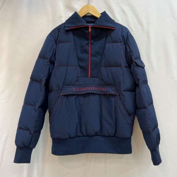 商品情報メーカービリオネア・ボーイズ・クラブ / BILLIONAIRE BOYS CLUB形状ジャケット、上着 / ダウンジャケットサイズ表記サイズ：M肩幅：47 cm、袖丈：67 cm、着丈：69 cm、身幅：54 cmカラー紺 / ネイビー柄 / パターン素材画像参照商品状態着用感がありますが、汚れやダメージが比較的少ないお品物です。※程度・状態に関しては、当店の基準にて判断したものです。※保管によるにおいが付着する場合がございます。においを気にされます方はご購入をお控えください。～ ご注文前にご確認ください ～※商品やお取引についてご不明な点やご要望などがございましたら、ご購入前にお問い合わせください。※販売している商品は全て中古品の為、商品によっては全ての状態やダメージを掲載する事が出来ない場合もあり、掲載された情報以外に細部の破損や汚れ、欠品、劣化などの見落としがある場合がございます。また、中古品に対してのご理解が難しいお客様においては、恐れ入りますがご購入をお控えいただきますようお願い致します。※スニーカーなどは現状では加水分解などによる大きな破損は見受けられませんが、性質上、劣化や加水分解で破損する可能性がある商品です。輸送中、購入後の着用により破損する場合もございますので、万が一、購入後に破損等がありましても返品等の対応は一切致しかねます。ご理解頂いた上でご購入ください。※お色につきましては、現物に近づけるように撮影をしておりますが、実際のお色を表現できていない場合がございます。また、ご覧のご覧いただく環境により、若干現物と見た目が異なる場合がございます。※商品は楽天市場以外でも販売しておりますので、商品ページ等で表示されている在庫情報は必ずしもリアルタイムではございません。 ご注文時に表示が在庫ありとなっていても、既に完売となっている場合もございますので予めご了承ください。※個人差による主観の違いがあるかと思いますので、商品説明や写真画像をよくご確認ください。※サイズは実寸での計測またはカタログ値になりますので、多少の誤差に関しましてはご了承をお願い致します。当店では紙の節約による環境問題への配慮、個人情報の保護の 取り組みとして、納品書は同梱せずに商品をお届けしております。ご注文後、当店よりお送りする注文確認メールを納品書の代わりとさせていただいております。納品書をご希望される場合、ご注文画面の備考欄に、「納品書希望」とご入力いただければ、商品に同梱、もしくは別送にて納品書をお送りさせていただきます。当店の商品は在庫の保管場所から直接お客様へお届けいたしますので、複数点購入された場合、全て同梱ではなく複数口で発送される場合があります。