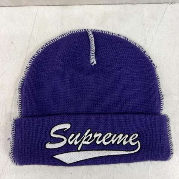 商品情報メーカーシュプリーム / Supreme形状帽子 / ニット帽サイズ表記サイズ：-カラー紫 / パープル柄 / パターン素材画像参照商品状態多少の使用感はありますが、汚れやダメージも目立たなく良好なお品物です。※程度・状態に関しては、当店の基準にて判断したものです。～ ご注文前にご確認ください ～※商品やお取引についてご不明な点やご要望などがございましたら、ご購入前にお問い合わせください。※販売している商品は全て中古品の為、商品によっては全ての状態やダメージを掲載する事が出来ない場合もあり、掲載された情報以外に細部の破損や汚れ、欠品、劣化などの見落としがある場合がございます。また、中古品に対してのご理解が難しいお客様においては、恐れ入りますがご購入をお控えいただきますようお願い致します。※スニーカーなどは現状では加水分解などによる大きな破損は見受けられませんが、性質上、劣化や加水分解で破損する可能性がある商品です。輸送中、購入後の着用により破損する場合もございますので、万が一、購入後に破損等がありましても返品等の対応は一切致しかねます。ご理解頂いた上でご購入ください。※お色につきましては、現物に近づけるように撮影をしておりますが、実際のお色を表現できていない場合がございます。また、ご覧のご覧いただく環境により、若干現物と見た目が異なる場合がございます。※商品は楽天市場以外でも販売しておりますので、商品ページ等で表示されている在庫情報は必ずしもリアルタイムではございません。 ご注文時に表示が在庫ありとなっていても、既に完売となっている場合もございますので予めご了承ください。※個人差による主観の違いがあるかと思いますので、商品説明や写真画像をよくご確認ください。※サイズは実寸での計測またはカタログ値になりますので、多少の誤差に関しましてはご了承をお願い致します。当店では紙の節約による環境問題への配慮、個人情報の保護の 取り組みとして、納品書は同梱せずに商品をお届けしております。ご注文後、当店よりお送りする注文確認メールを納品書の代わりとさせていただいております。納品書をご希望される場合、ご注文画面の備考欄に、「納品書希望」とご入力いただければ、商品に同梱、もしくは別送にて納品書をお送りさせていただきます。当店の商品は在庫の保管場所から直接お客様へお届けいたしますので、複数点購入された場合、全て同梱ではなく複数口で発送される場合があります。