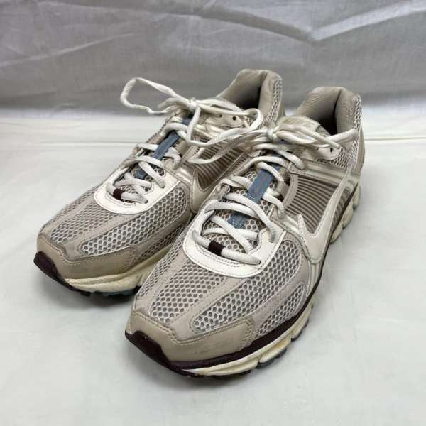 クラシカで買える「ナイキ FB8825-111 Women's Zoom Vomero 5 Oatmeal ウィメンズ ズーム ボメロ5 オートミール メンズ 26.5cm【USED】【古着】【中古】50133095」の画像です。価格は8,800円になります。