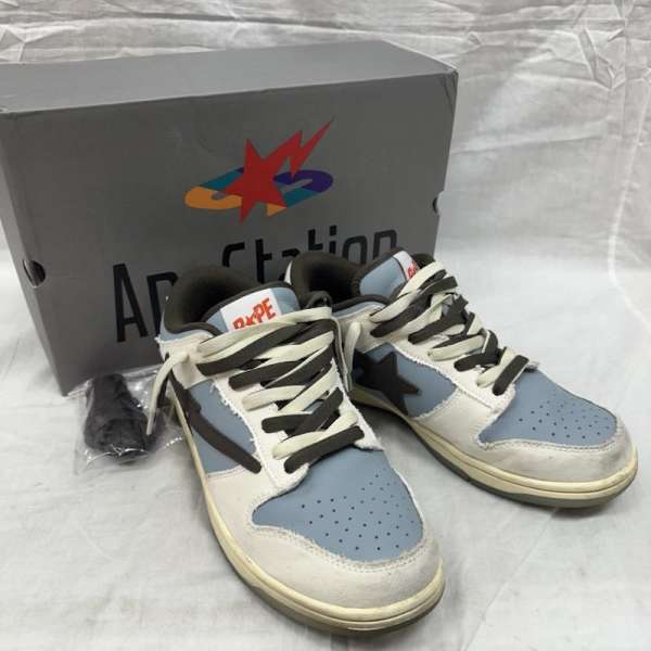 商品情報メーカーアベイシングエイプ / A BATHING APE形状スニーカー / スニーカーサイズ表記サイズ：US：8.5カラー白 / ホワイト、水色 / ライトブルー、茶 / ブラウン柄 / パターン素材商品状態着用感がありますが、汚れやダメージが比較的少ないお品物です。※程度・状態に関しては、当店の基準にて判断したものです。※保管によるにおいが付着する場合がございます。においを気にされます方はご購入をお控えください。※現状では加水分解などによる大きな破損は見受けられませんが、性質上、劣化や加水分解で破損する可能性がある商品です。輸送中、購入後の着用により破損する場合もございますので、万が一、購入後に破損等がありましても返品等の対応は一切致しかねます。ご理解頂いた上でご購入ください。～ ご注文前にご確認ください ～※商品やお取引についてご不明な点やご要望などがございましたら、ご購入前にお問い合わせください。※販売している商品は全て中古品の為、商品によっては全ての状態やダメージを掲載する事が出来ない場合もあり、掲載された情報以外に細部の破損や汚れ、欠品、劣化などの見落としがある場合がございます。また、中古品に対してのご理解が難しいお客様においては、恐れ入りますがご購入をお控えいただきますようお願い致します。※スニーカーなどは現状では加水分解などによる大きな破損は見受けられませんが、性質上、劣化や加水分解で破損する可能性がある商品です。輸送中、購入後の着用により破損する場合もございますので、万が一、購入後に破損等がありましても返品等の対応は一切致しかねます。ご理解頂いた上でご購入ください。※お色につきましては、現物に近づけるように撮影をしておりますが、実際のお色を表現できていない場合がございます。また、ご覧のご覧いただく環境により、若干現物と見た目が異なる場合がございます。※商品は楽天市場以外でも販売しておりますので、商品ページ等で表示されている在庫情報は必ずしもリアルタイムではございません。 ご注文時に表示が在庫ありとなっていても、既に完売となっている場合もございますので予めご了承ください。※個人差による主観の違いがあるかと思いますので、商品説明や写真画像をよくご確認ください。※サイズは実寸での計測またはカタログ値になりますので、多少の誤差に関しましてはご了承をお願い致します。当店では紙の節約による環境問題への配慮、個人情報の保護の 取り組みとして、納品書は同梱せずに商品をお届けしております。ご注文後、当店よりお送りする注文確認メールを納品書の代わりとさせていただいております。納品書をご希望される場合、ご注文画面の備考欄に、「納品書希望」とご入力いただければ、商品に同梱、もしくは別送にて納品書をお送りさせていただきます。当店の商品は在庫の保管場所から直接お客様へお届けいたしますので、複数点購入された場合、全て同梱ではなく複数口で発送される場合があります。