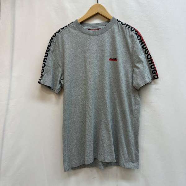 ヒューゴボス スリーブロゴ Tシャツ