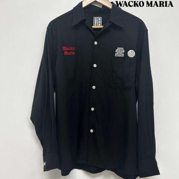 商品情報メーカーワコマリア / WACKO MARIA形状シャツ、ブラウス / 長袖サイズ表記サイズ：S肩幅：45 cm、袖丈：58 cm、着丈：70 cm、身幅：56 cmカラー黒 / ブラック柄 / パターンロゴ、文字、刺繍素材その他商品状態着用感がありますが、汚れやダメージが比較的少ないお品物です。※程度・状態に関しては、当店の基準にて判断したものです。※保管によるにおいが付着する場合がございます。においを気にされます方はご購入をお控えください。※現状では加水分解などによる大きな破損は見受けられませんが、性質上、劣化や加水分解で破損する可能性がある商品です。輸送中、購入後の着用により破損する場合もございますので、万が一、購入後に破損等がありましても返品等の対応は一切致しかねます。ご理解頂いた上でご購入ください。～ ご注文前にご確認ください ～※商品やお取引についてご不明な点やご要望などがございましたら、ご購入前にお問い合わせください。※販売している商品は全て中古品の為、商品によっては全ての状態やダメージを掲載する事が出来ない場合もあり、掲載された情報以外に細部の破損や汚れ、欠品、劣化などの見落としがある場合がございます。また、中古品に対してのご理解が難しいお客様においては、恐れ入りますがご購入をお控えいただきますようお願い致します。※スニーカーなどは現状では加水分解などによる大きな破損は見受けられませんが、性質上、劣化や加水分解で破損する可能性がある商品です。輸送中、購入後の着用により破損する場合もございますので、万が一、購入後に破損等がありましても返品等の対応は一切致しかねます。ご理解頂いた上でご購入ください。※お色につきましては、現物に近づけるように撮影をしておりますが、実際のお色を表現できていない場合がございます。また、ご覧のご覧いただく環境により、若干現物と見た目が異なる場合がございます。※商品は楽天市場以外でも販売しておりますので、商品ページ等で表示されている在庫情報は必ずしもリアルタイムではございません。 ご注文時に表示が在庫ありとなっていても、既に完売となっている場合もございますので予めご了承ください。※個人差による主観の違いがあるかと思いますので、商品説明や写真画像をよくご確認ください。※サイズは実寸での計測またはカタログ値になりますので、多少の誤差に関しましてはご了承をお願い致します。当店では紙の節約による環境問題への配慮、個人情報の保護の 取り組みとして、納品書は同梱せずに商品をお届けしております。ご注文後、当店よりお送りする注文確認メールを納品書の代わりとさせていただいております。納品書をご希望される場合、ご注文画面の備考欄に、「納品書希望」とご入力いただければ、商品に同梱、もしくは別送にて納品書をお送りさせていただきます。当店の商品は在庫の保管場所から直接お客様へお届けいたしますので、複数点購入された場合、全て同梱ではなく複数口で発送される場合があります。