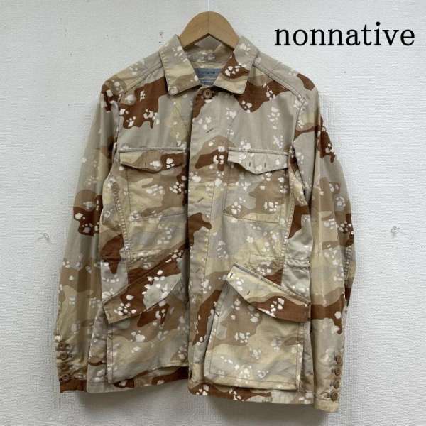 商品情報メーカーノンネイティブ / nonnative形状ジャケット、上着 / ジャンパー、ブルゾンサイズ表記サイズ：1肩幅：41 cm、袖丈：60 cm、着丈：61 cm、身幅：48 cmカラーベージュ / ベージュ、茶 / ブラウン柄 / パターンカモフラージュ柄・迷彩素材綿（コットン）商品状態着用感がありますが、汚れやダメージが比較的少ないお品物です。※程度・状態に関しては、当店の基準にて判断したものです。タグ付き。※保管によるにおいが付着する場合がございます。においを気にされます方はご購入をお控えください。～ ご注文前にご確認ください ～※商品やお取引についてご不明な点やご要望などがございましたら、ご購入前にお問い合わせください。※販売している商品は全て中古品の為、商品によっては全ての状態やダメージを掲載する事が出来ない場合もあり、掲載された情報以外に細部の破損や汚れ、欠品、劣化などの見落としがある場合がございます。また、中古品に対してのご理解が難しいお客様においては、恐れ入りますがご購入をお控えいただきますようお願い致します。※スニーカーなどは現状では加水分解などによる大きな破損は見受けられませんが、性質上、劣化や加水分解で破損する可能性がある商品です。輸送中、購入後の着用により破損する場合もございますので、万が一、購入後に破損等がありましても返品等の対応は一切致しかねます。ご理解頂いた上でご購入ください。※お色につきましては、現物に近づけるように撮影をしておりますが、実際のお色を表現できていない場合がございます。また、ご覧のご覧いただく環境により、若干現物と見た目が異なる場合がございます。※商品は楽天市場以外でも販売しておりますので、商品ページ等で表示されている在庫情報は必ずしもリアルタイムではございません。 ご注文時に表示が在庫ありとなっていても、既に完売となっている場合もございますので予めご了承ください。※個人差による主観の違いがあるかと思いますので、商品説明や写真画像をよくご確認ください。※サイズは実寸での計測またはカタログ値になりますので、多少の誤差に関しましてはご了承をお願い致します。当店では紙の節約による環境問題への配慮、個人情報の保護の 取り組みとして、納品書は同梱せずに商品をお届けしております。ご注文後、当店よりお送りする注文確認メールを納品書の代わりとさせていただいております。納品書をご希望される場合、ご注文画面の備考欄に、「納品書希望」とご入力いただければ、商品に同梱、もしくは別送にて納品書をお送りさせていただきます。当店の商品は在庫の保管場所から直接お客様へお届けいたしますので、複数点購入された場合、全て同梱ではなく複数口で発送される場合があります。