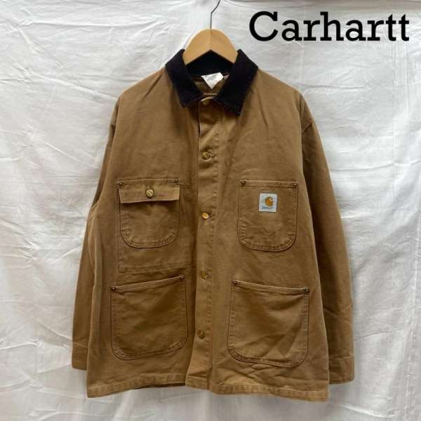 商品情報メーカーカーハート / Carhartt形状ジャケット、上着 / ジャケット、ブレザーサイズ表記サイズ：42肩幅：50 cm、袖丈：60 cm、着丈：73 cm、身幅：66 cmカラー茶 / ブラウン柄 / パターン素材商品状態着用感がありますが、汚れやダメージが比較的少ないお品物です。※程度・状態に関しては、当店の基準にて判断したものです。袖部分にシミ汚れあり。襟元部分に色褪せあり。※保管によるにおいが付着する場合がございます。においを気にされます方はご購入をお控えください。※現状では加水分解などによる大きな破損は見受けられませんが、性質上、劣化や加水分解で破損する可能性がある商品です。輸送中、購入後の着用により破損する場合もございますので、万が一、購入後に破損等がありましても返品等の対応は一切致しかねます。ご理解頂いた上でご購入ください。～ ご注文前にご確認ください ～※商品やお取引についてご不明な点やご要望などがございましたら、ご購入前にお問い合わせください。※販売している商品は全て中古品の為、商品によっては全ての状態やダメージを掲載する事が出来ない場合もあり、掲載された情報以外に細部の破損や汚れ、欠品、劣化などの見落としがある場合がございます。また、中古品に対してのご理解が難しいお客様においては、恐れ入りますがご購入をお控えいただきますようお願い致します。※スニーカーなどは現状では加水分解などによる大きな破損は見受けられませんが、性質上、劣化や加水分解で破損する可能性がある商品です。輸送中、購入後の着用により破損する場合もございますので、万が一、購入後に破損等がありましても返品等の対応は一切致しかねます。ご理解頂いた上でご購入ください。※お色につきましては、現物に近づけるように撮影をしておりますが、実際のお色を表現できていない場合がございます。また、ご覧のご覧いただく環境により、若干現物と見た目が異なる場合がございます。※商品は楽天市場以外でも販売しておりますので、商品ページ等で表示されている在庫情報は必ずしもリアルタイムではございません。 ご注文時に表示が在庫ありとなっていても、既に完売となっている場合もございますので予めご了承ください。※個人差による主観の違いがあるかと思いますので、商品説明や写真画像をよくご確認ください。※サイズは実寸での計測またはカタログ値になりますので、多少の誤差に関しましてはご了承をお願い致します。当店では紙の節約による環境問題への配慮、個人情報の保護の 取り組みとして、納品書は同梱せずに商品をお届けしております。ご注文後、当店よりお送りする注文確認メールを納品書の代わりとさせていただいております。納品書をご希望される場合、ご注文画面の備考欄に、「納品書希望」とご入力いただければ、商品に同梱、もしくは別送にて納品書をお送りさせていただきます。当店の商品は在庫の保管場所から直接お客様へお届けいたしますので、複数点購入された場合、全て同梱ではなく複数口で発送される場合があります。