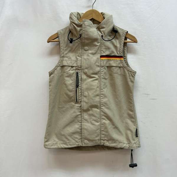 商品情報メーカーヒステリックグラマー / HYSTERIC GLAMOUR形状ジャケット、上着 / ジャンパー、ブルゾンサイズ表記サイズ：M肩幅：34 cm、着丈：59 cm、身幅：43 cmカラーベージュ / ベージュ柄 / パターン素材商品状態使用感があり、汚れやダメージがあるお品物です。※程度・状態に関しては、当店の基準にて判断したものです。襟部分スナップボタン付近に破れあり。 製品タグの印字が消えています。※保管によるにおいが付着する場合がございます。においを気にされます方はご購入をお控えください。※現状では加水分解などによる大きな破損は見受けられませんが、性質上、劣化や加水分解で破損する可能性がある商品です。輸送中、購入後の着用により破損する場合もございますので、万が一、購入後に破損等がありましても返品等の対応は一切致しかねます。ご理解頂いた上でご購入ください。～ ご注文前にご確認ください ～※商品やお取引についてご不明な点やご要望などがございましたら、ご購入前にお問い合わせください。※販売している商品は全て中古品の為、商品によっては全ての状態やダメージを掲載する事が出来ない場合もあり、掲載された情報以外に細部の破損や汚れ、欠品、劣化などの見落としがある場合がございます。また、中古品に対してのご理解が難しいお客様においては、恐れ入りますがご購入をお控えいただきますようお願い致します。※スニーカーなどは現状では加水分解などによる大きな破損は見受けられませんが、性質上、劣化や加水分解で破損する可能性がある商品です。輸送中、購入後の着用により破損する場合もございますので、万が一、購入後に破損等がありましても返品等の対応は一切致しかねます。ご理解頂いた上でご購入ください。※お色につきましては、現物に近づけるように撮影をしておりますが、実際のお色を表現できていない場合がございます。また、ご覧のご覧いただく環境により、若干現物と見た目が異なる場合がございます。※商品は楽天市場以外でも販売しておりますので、商品ページ等で表示されている在庫情報は必ずしもリアルタイムではございません。 ご注文時に表示が在庫ありとなっていても、既に完売となっている場合もございますので予めご了承ください。※個人差による主観の違いがあるかと思いますので、商品説明や写真画像をよくご確認ください。※サイズは実寸での計測またはカタログ値になりますので、多少の誤差に関しましてはご了承をお願い致します。当店では紙の節約による環境問題への配慮、個人情報の保護の 取り組みとして、納品書は同梱せずに商品をお届けしております。ご注文後、当店よりお送りする注文確認メールを納品書の代わりとさせていただいております。納品書をご希望される場合、ご注文画面の備考欄に、「納品書希望」とご入力いただければ、商品に同梱、もしくは別送にて納品書をお送りさせていただきます。当店の商品は在庫の保管場所から直接お客様へお届けいたしますので、複数点購入された場合、全て同梱ではなく複数口で発送される場合があります。