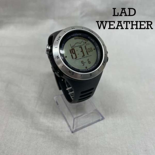 商品情報メーカー古着 / USED形状腕時計 / デジタルサイズ表記サイズ：-文字盤：3 cmカラー銀 / シルバー柄 / パターン素材商品状態着用感がありますが、汚れやダメージが比較的少ないお品物です。※程度・状態に関しては、当店の基準にて判断したものです。若干の擦れや汚れあり。※保管によるにおいが付着する場合がございます。においを気にされます方はご購入をお控えください。～ ご注文前にご確認ください ～※商品やお取引についてご不明な点やご要望などがございましたら、ご購入前にお問い合わせください。※販売している商品は全て中古品の為、商品によっては全ての状態やダメージを掲載する事が出来ない場合もあり、掲載された情報以外に細部の破損や汚れ、欠品、劣化などの見落としがある場合がございます。また、中古品に対してのご理解が難しいお客様においては、恐れ入りますがご購入をお控えいただきますようお願い致します。※スニーカーなどは現状では加水分解などによる大きな破損は見受けられませんが、性質上、劣化や加水分解で破損する可能性がある商品です。輸送中、購入後の着用により破損する場合もございますので、万が一、購入後に破損等がありましても返品等の対応は一切致しかねます。ご理解頂いた上でご購入ください。※お色につきましては、現物に近づけるように撮影をしておりますが、実際のお色を表現できていない場合がございます。また、ご覧のご覧いただく環境により、若干現物と見た目が異なる場合がございます。※商品は楽天市場以外でも販売しておりますので、商品ページ等で表示されている在庫情報は必ずしもリアルタイムではございません。 ご注文時に表示が在庫ありとなっていても、既に完売となっている場合もございますので予めご了承ください。※個人差による主観の違いがあるかと思いますので、商品説明や写真画像をよくご確認ください。※サイズは実寸での計測またはカタログ値になりますので、多少の誤差に関しましてはご了承をお願い致します。当店では紙の節約による環境問題への配慮、個人情報の保護の 取り組みとして、納品書は同梱せずに商品をお届けしております。ご注文後、当店よりお送りする注文確認メールを納品書の代わりとさせていただいております。納品書をご希望される場合、ご注文画面の備考欄に、「納品書希望」とご入力いただければ、商品に同梱、もしくは別送にて納品書をお送りさせていただきます。当店の商品は在庫の保管場所から直接お客様へお届けいたしますので、複数点購入された場合、全て同梱ではなく複数口で発送される場合があります。