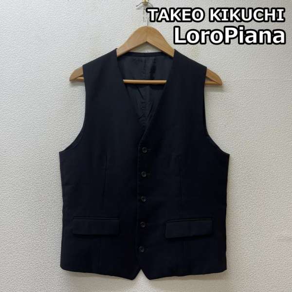 商品情報メーカータケオキクチ / TAKEO KIKUCHI形状ベスト / ベストサイズ表記サイズ：3身幅：49 cm、総丈：56 cm、肩幅：34 cmカラー黒 / ブラック柄 / パターン素材商品状態使用感があり、汚れやダメージがあるお品物です。※程度・状態に関しては、当店の基準にて判断したものです。バックベルトが捻じれています。※保管によるにおいが付着する場合がございます。においを気にされます方はご購入をお控えください。～ ご注文前にご確認ください ～※商品やお取引についてご不明な点やご要望などがございましたら、ご購入前にお問い合わせください。※販売している商品は全て中古品の為、商品によっては全ての状態やダメージを掲載する事が出来ない場合もあり、掲載された情報以外に細部の破損や汚れ、欠品、劣化などの見落としがある場合がございます。また、中古品に対してのご理解が難しいお客様においては、恐れ入りますがご購入をお控えいただきますようお願い致します。※スニーカーなどは現状では加水分解などによる大きな破損は見受けられませんが、性質上、劣化や加水分解で破損する可能性がある商品です。輸送中、購入後の着用により破損する場合もございますので、万が一、購入後に破損等がありましても返品等の対応は一切致しかねます。ご理解頂いた上でご購入ください。※お色につきましては、現物に近づけるように撮影をしておりますが、実際のお色を表現できていない場合がございます。また、ご覧のご覧いただく環境により、若干現物と見た目が異なる場合がございます。※商品は楽天市場以外でも販売しておりますので、商品ページ等で表示されている在庫情報は必ずしもリアルタイムではございません。 ご注文時に表示が在庫ありとなっていても、既に完売となっている場合もございますので予めご了承ください。※個人差による主観の違いがあるかと思いますので、商品説明や写真画像をよくご確認ください。※サイズは実寸での計測またはカタログ値になりますので、多少の誤差に関しましてはご了承をお願い致します。当店では紙の節約による環境問題への配慮、個人情報の保護の 取り組みとして、納品書は同梱せずに商品をお届けしております。ご注文後、当店よりお送りする注文確認メールを納品書の代わりとさせていただいております。納品書をご希望される場合、ご注文画面の備考欄に、「納品書希望」とご入力いただければ、商品に同梱、もしくは別送にて納品書をお送りさせていただきます。当店の商品は在庫の保管場所から直接お客様へお届けいたしますので、複数点購入された場合、全て同梱ではなく複数口で発送される場合があります。