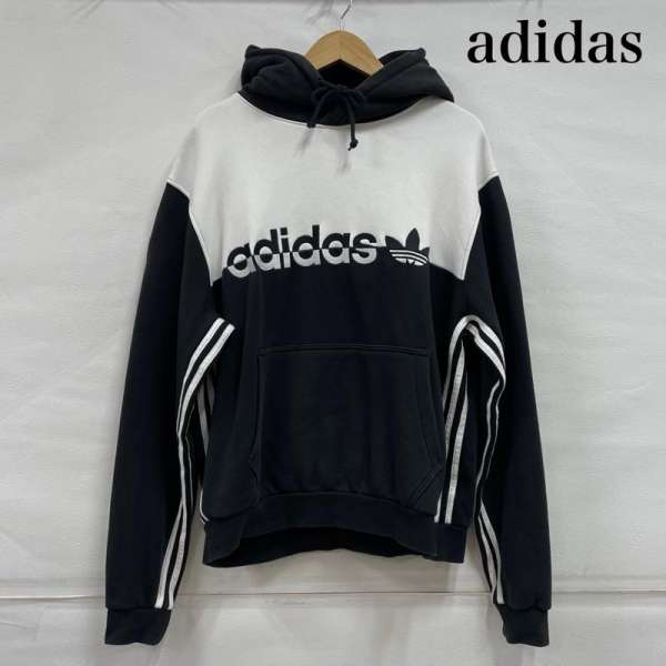 商品情報メーカーアディダス / adidas形状パーカー / 長袖サイズ表記サイズ：-肩幅：54 cm、袖丈：65.5 cm、着丈：61 cm、身幅：60.5 cmカラー黒 / ブラック、白 / ホワイト柄 / パターンロゴ、文字、刺繍素材画像参照商品状態使用感があり、汚れやダメージがあるお品物です。※程度・状態に関しては、当店の基準にて判断したものです。色褪せがあります※保管によるにおいが付着する場合がございます。においを気にされます方はご購入をお控えください。～ ご注文前にご確認ください ～※商品やお取引についてご不明な点やご要望などがございましたら、ご購入前にお問い合わせください。※販売している商品は全て中古品の為、商品によっては全ての状態やダメージを掲載する事が出来ない場合もあり、掲載された情報以外に細部の破損や汚れ、欠品、劣化などの見落としがある場合がございます。また、中古品に対してのご理解が難しいお客様においては、恐れ入りますがご購入をお控えいただきますようお願い致します。※スニーカーなどは現状では加水分解などによる大きな破損は見受けられませんが、性質上、劣化や加水分解で破損する可能性がある商品です。輸送中、購入後の着用により破損する場合もございますので、万が一、購入後に破損等がありましても返品等の対応は一切致しかねます。ご理解頂いた上でご購入ください。※お色につきましては、現物に近づけるように撮影をしておりますが、実際のお色を表現できていない場合がございます。また、ご覧のご覧いただく環境により、若干現物と見た目が異なる場合がございます。※商品は楽天市場以外でも販売しておりますので、商品ページ等で表示されている在庫情報は必ずしもリアルタイムではございません。 ご注文時に表示が在庫ありとなっていても、既に完売となっている場合もございますので予めご了承ください。※個人差による主観の違いがあるかと思いますので、商品説明や写真画像をよくご確認ください。※サイズは実寸での計測またはカタログ値になりますので、多少の誤差に関しましてはご了承をお願い致します。当店では紙の節約による環境問題への配慮、個人情報の保護の 取り組みとして、納品書は同梱せずに商品をお届けしております。ご注文後、当店よりお送りする注文確認メールを納品書の代わりとさせていただいております。納品書をご希望される場合、ご注文画面の備考欄に、「納品書希望」とご入力いただければ、商品に同梱、もしくは別送にて納品書をお送りさせていただきます。当店の商品は在庫の保管場所から直接お客様へお届けいたしますので、複数点購入された場合、全て同梱ではなく複数口で発送される場合があります。