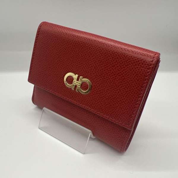 サルヴァトーレフェラガモ ガンチーニ 金具 ロゴ Wホック 二つ折り財布 レディース - ISItems【USED】..