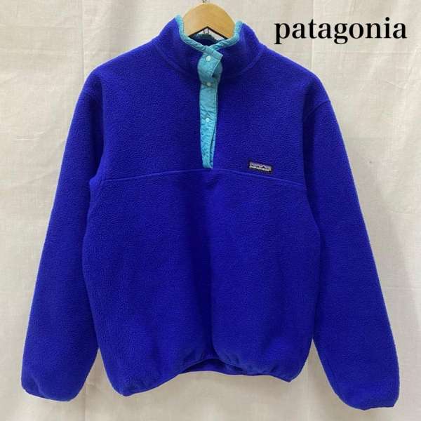 商品情報メーカーパタゴニア / patagonia形状その他トップス / その他トップスサイズ表記サイズ：-肩幅：51 cm、袖丈：56 cm、着丈：59 cm、身幅：50 cmカラー青 / ブルー柄 / パターンロゴ、文字、ワンポイント素材画像参照商品状態着用感がありますが、汚れやダメージが比較的少ないお品物です。※程度・状態に関しては、当店の基準にて判断したものです。■状態 :Vintageに付き着用感有、サイズ表記消えている為わかりかねます。 ※商品の素材の性質上、劣化や経年による破損の可能性がある商品になります。現状、大きな破損は見られませんが、輸送中、購入後の使用により破損・状態の変化する場合がございます。万が一、購入後に破損等がありましても返品等の対応は一切致しかねます。ご理解頂いた上でご購入いただきますようお願いいたします。※保管によるにおいが付着する場合がございます。においを気にされます方はご購入をお控えください。～ ご注文前にご確認ください ～※商品やお取引についてご不明な点やご要望などがございましたら、ご購入前にお問い合わせください。※販売している商品は全て中古品の為、商品によっては全ての状態やダメージを掲載する事が出来ない場合もあり、掲載された情報以外に細部の破損や汚れ、欠品、劣化などの見落としがある場合がございます。また、中古品に対してのご理解が難しいお客様においては、恐れ入りますがご購入をお控えいただきますようお願い致します。※スニーカーなどは現状では加水分解などによる大きな破損は見受けられませんが、性質上、劣化や加水分解で破損する可能性がある商品です。輸送中、購入後の着用により破損する場合もございますので、万が一、購入後に破損等がありましても返品等の対応は一切致しかねます。ご理解頂いた上でご購入ください。※お色につきましては、現物に近づけるように撮影をしておりますが、実際のお色を表現できていない場合がございます。また、ご覧のご覧いただく環境により、若干現物と見た目が異なる場合がございます。※商品は楽天市場以外でも販売しておりますので、商品ページ等で表示されている在庫情報は必ずしもリアルタイムではございません。 ご注文時に表示が在庫ありとなっていても、既に完売となっている場合もございますので予めご了承ください。※個人差による主観の違いがあるかと思いますので、商品説明や写真画像をよくご確認ください。※サイズは実寸での計測またはカタログ値になりますので、多少の誤差に関しましてはご了承をお願い致します。当店では紙の節約による環境問題への配慮、個人情報の保護の 取り組みとして、納品書は同梱せずに商品をお届けしております。ご注文後、当店よりお送りする注文確認メールを納品書の代わりとさせていただいております。納品書をご希望される場合、ご注文画面の備考欄に、「納品書希望」とご入力いただければ、商品に同梱、もしくは別送にて納品書をお送りさせていただきます。当店の商品は在庫の保管場所から直接お客様へお届けいたしますので、複数点購入された場合、全て同梱ではなく複数口で発送される場合があります。