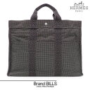 ブランド名 商 品 名 HERMES エールライン トートMM 参考ランク 参考定価 NSランク ー サイズ W42cm&times;H32cm&times;D10cmハンドル長さ：約28cmハンドル高さ：約11cm 重量：約730g 素　材 色 ナイロンキャンバス グレーシルバー金具 型　番 製造番号 100951M ー 付属品 仕　様 なし スナップボタン開閉式Wファスナー開閉式外オープンポケット&times;6内オープンポケット&times;1 状　態 未使用品・展示品／特記すべき点は無く綺麗な未使用品です。※状態は写真でご確認下さい。 内　側 外　側 その他 ー 金具小キズあり ー 商品紹介 エルメスの人気シリーズエールライントートバッグ。シンプルなデザインで、年代や性別を問わずA4書類もゆったり収納でき、ノート型PCやアイパッドなども入るので通勤・通学に最適なお品です。 購入経路 商品番号 &nbsp;日本流通自主管理協会で検閲された古物市場等 n0415238heご使用のモニター環境により実物と異なって見える事があります。