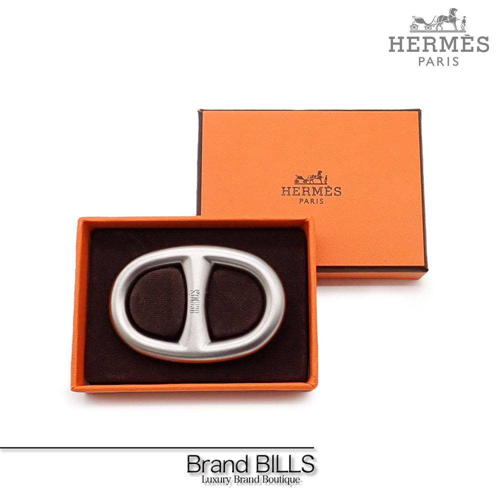 ブランド名 商 品 名 HERMES シェーヌ・ダンクル スカーフリング 参考ランク 参考定価 Nランク ー サイズ W5.5cm&times;H3.5cm&times;D0.6cm 素　材 色 メタル マットシルバー 型　番 製造番号 ー ー 付属品 仕　様 箱 ー 状　態 新品・未使用品※状態は写真でご確認ください。 商品紹介 定番人気のエルメスのスカーフリング。エルメスらしい高級感のあるスタイリッシュなデザインで、オシャレのワンポイントにオススメの逸品です。 購入経路 商品番号 &nbsp;日本流通自主管理協会で検閲された古物市場等 n0316335heご使用のモニター環境により実物と異なって見える事があります。