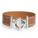 問い合わせ番号(Inquiry number) 200099870018 ブランド(Brand) HERMES 参考定価(Reference price) 128,700円 素材(Material) ヴォースイフト ／ パラディウムプレーテッド カラー(Color) Gold(ゴールド) ／ シルバー金具 サイズ(cm)(Size(cm)) 腕周り：約18.5cm 幅：約1.8cm 全長：約20cm 表記サイズ：T5 サイズについて 仕様(Specification) Z刻印 重量(Weight) 約16g 生産国(Made in) フランス 参考ランク(Rank) N（新品・未使用品） 商品紹介(Product introduction) エルメスを象徴するグレナン・クラスプに《H》の文字が2つデザインされた《ユリス》ブレスレット。洗練されたデザインでワンランク上のおしゃれを楽しめます。 付属品(Accessories) 箱／保存袋 お読みください　-Please read- ※付属品欄に記載されていないものは、原則付属致しません。 ※付属品欄に記載されている箱、保存袋、保証書等はすべてメーカー純正です。 （箱・保存袋等） ※箱・保存袋には輸送や保管時の状況に起因する軽微なダメージがある場合がございます。 （特に傷みや汚れが目立つ場合は、「箱（傷み有）、保存袋（汚れ有）」のように記載しております。） ※付属品（箱・保存袋）の有無や状態を理由とする返品は、お受けできません。ご不明な点はお気軽にお問い合わせくださいませ。 新品でも細かい傷が見受けられる場合がございます。 （直営店より、製造工程上やむを得ないとの回答がございました。） 新品でも入荷時より傷が目立つ場合はNSランクに設定しております。 当店の商品について 商品はすべて正規品・本物でございます。