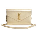 問い合わせ番号(Inquiry number) 200012236019 ブランド(Brand) YVES SAINT LAURENT 参考定価(Reference price) 192,500円 素材(Material) カーフスキン （牛革） カラー(Color) ペールゴールド ／ アンティークゴールド金具 サイズ(cm)(Size(cm)) 約W19cmxH12cmxD2.5cm チェーン：約130cm サイズについて 仕様(Specification) フラップ開閉式 札入れ×1小銭入れ×1カード入れ×6 内ポケット×1 重量(Weight) 約190g 生産国(Made in) イタリア 型番(Model No.) 402031-aaagi-7100 参考ランク(Rank) N（新品・未使用品） 商品紹介(Product introduction) イヴ・サンローランの頭文字からデザインされたYSLロゴ「カサンドラ」をフロントに配したチェーンウォレット「ENVELOPE」。その名のとおり、レター型のフォルムが特徴。また着脱可能なチェーンストラップでショルダーバッグ、クラッチバッグとしても活躍。デイリーユースはもちろん、ドレスシーンにも携える汎用性の高いアイテムです。 付属品(Accessories) 保存袋／ショルダーストラップ お読みください　-Please read- ※付属品欄に記載されていないものは、原則付属致しません。 ※付属品欄に記載されている箱、保存袋、保証書等はすべてメーカー純正です。 （箱・保存袋等） ※箱・保存袋には輸送や保管時の状況に起因する軽微なダメージがある場合がございます。 （特に傷みや汚れが目立つ場合は、「箱（傷み有）、保存袋（汚れ有）」のように記載しております。） ※付属品（箱・保存袋）の有無や状態を理由とする返品は、お受けできません。ご不明な点はお気軽にお問い合わせくださいませ。 新品でも細かい傷が見受けられる場合がございます。 （直営店より、製造工程上やむを得ないとの回答がございました。） 新品でも入荷時より傷が目立つ場合はNSランクに設定しております。 当店の商品について 商品はすべて正規品・本物でございます。