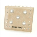 【スプリングセール】ミュウミュウ 三つ折り 財布 スタッズ パール ベージュ ホワイト 白 シルバー レザー miu miu 【ミュウミュウ】 t6385s 【...