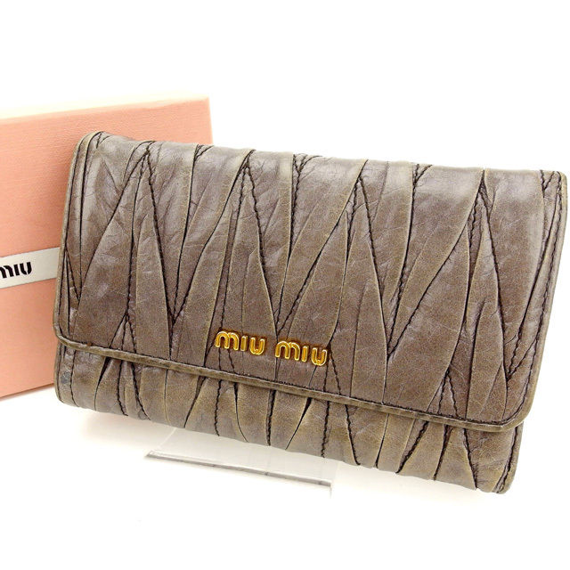 【スプリングセール30％OFF】ミュウミュウ 三つ折り財布 マテラッセ グレー miumiu 【ミュウミュウ】 t15682s 【中古】