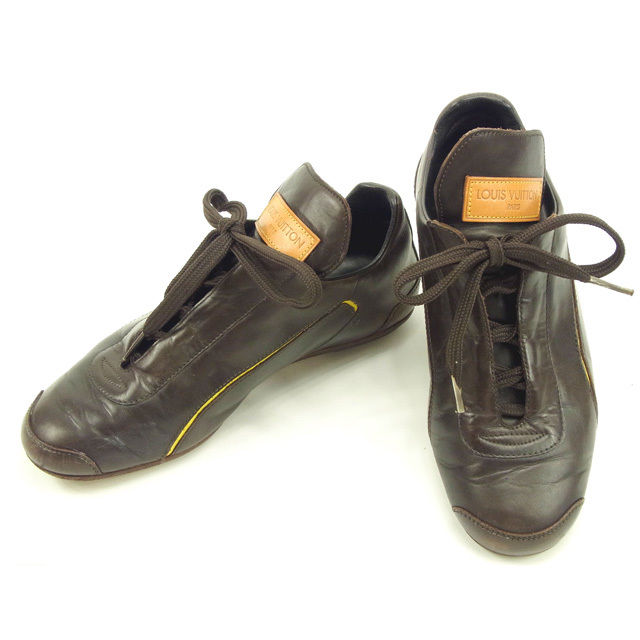 当店ではお客様のご不明点やご不安をすこしでも払拭するため、出来る限り詳しい商品説明記載に努力しております。 商品説明・写真にてご確認頂き、ご不明点等がございましたら、メールまたはお電話にてお気軽にお問合わせ下さいませ。 管理番号 T14456 ブランド ルイ・ヴィトン LOUIS VUITTON 表記カラー ダークブラウン カラー ダークブラウン 形 スニーカー 性別 レディース サイズ 仕様 シリアル：ST0062 備考 表記サイズ：36 ソール幅：約8cm ソール全長：約24cm (参考日本サイズ：約23cm) ※参考日本サイズはあくまで目安です。メーカーによって、または足の形、幅などによってサイズは微妙に違ってきます。あくまで参考程度にご覧下さい。 付属品 なし※写真・説明段に表記されている付属品以外は付属しておりません。 ■ ランク ■ 10 9 8 7 6 5 4 6 中古品 通常の使用感があるお品物 コンディション 全体の状態詳細：まだまだお使いいただけます。 ソールに社外着色リペア跡あり　。その他、スレ　傷　汚れ　シワ　カラーハガレ　　すり減りなどの一般的使用感があります。 返品対象外 値段交渉や疑問に思ったことなどなんでもお気軽にお問い合わせください