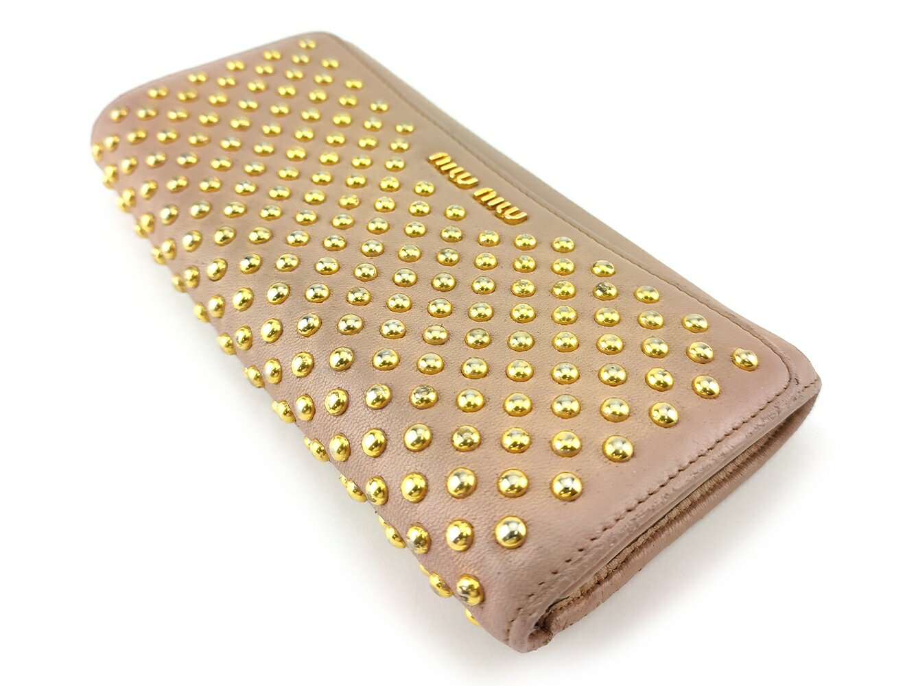 ブランドデポの【ブラックフライデー21％OFFクーポン】ミュウミュウ 長財布 スタッズ ピンク ベージュ ゴールド レザー レディース 中古 MIUMIU｜アングル2