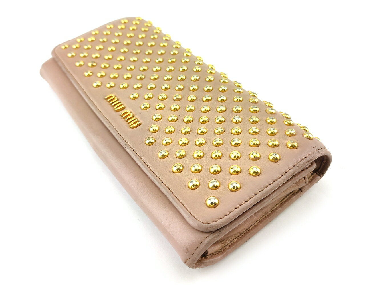 ブランドデポの【ブラックフライデー21％OFFクーポン】ミュウミュウ 長財布 スタッズ ピンク ベージュ ゴールド レザー レディース 中古 MIUMIU｜アングル3