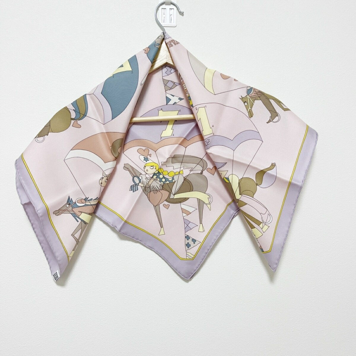 【新着】【中古】HERMES(エルメス) カレ70 スカーフ UN AMOUR DE CHEVAL ピンク×アイボリー シルクのサムネイル