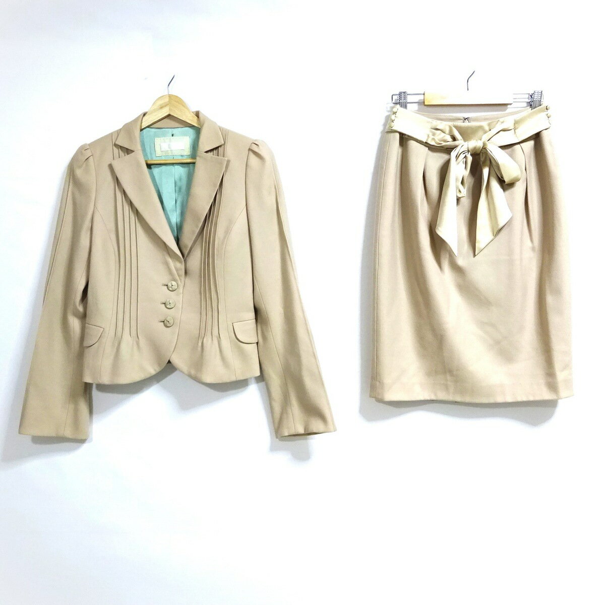 【中古】TO BE CHIC(トゥービーシック) スカートスーツ ベージュ