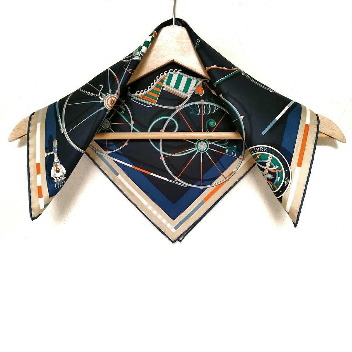 【中古】HERMES(エルメス) プチカレ スカーフ VOITURES EN EQUILIBRE ダークネイビー×ブルー×マルチのサムネイル
