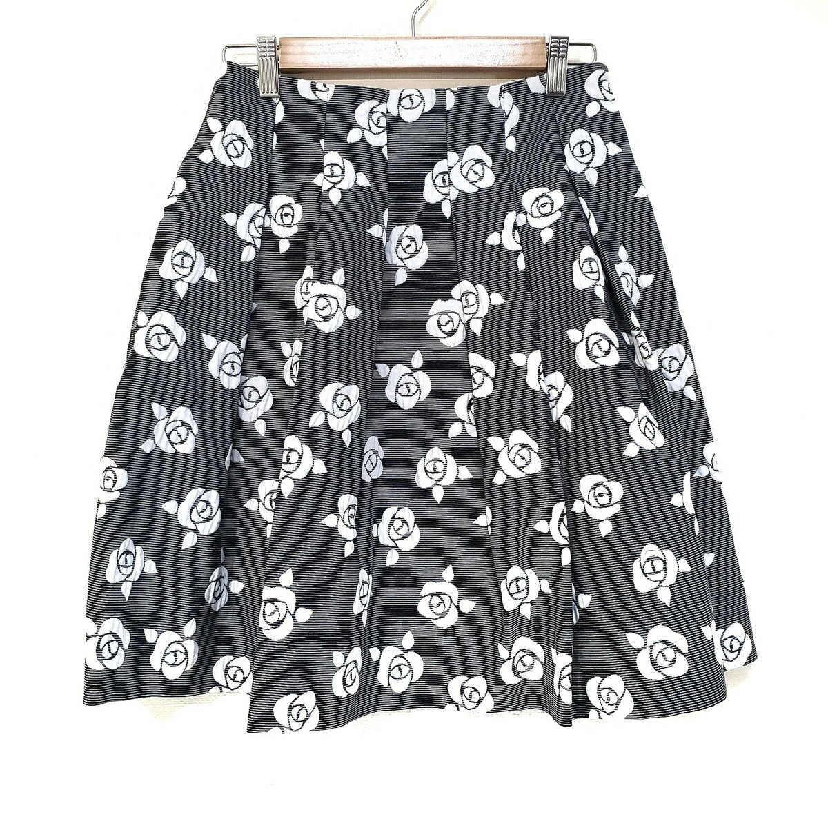 【中古】M'S GRACY(エムズグレイシー) スカート ひざ丈/花柄/プリーツ グレー×白