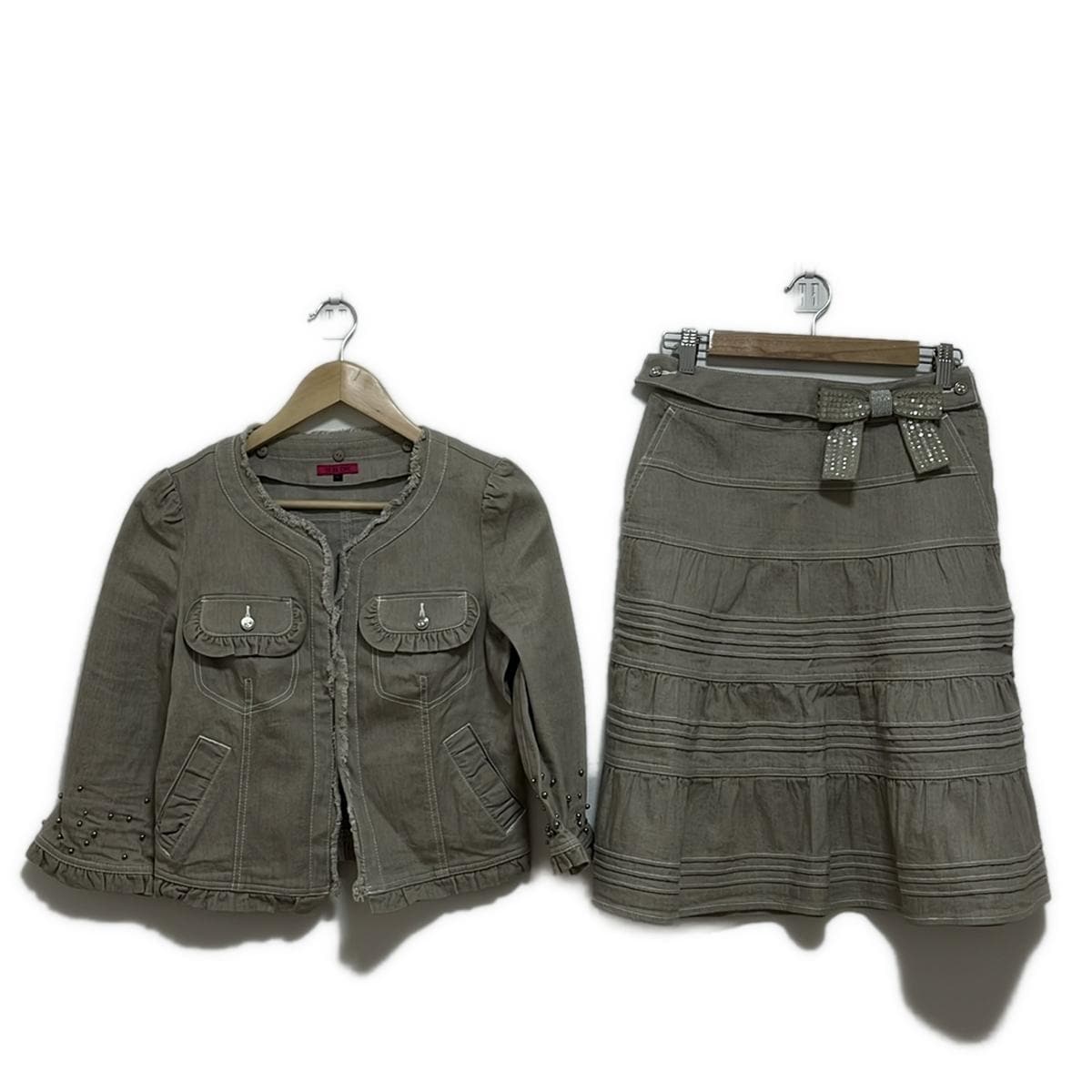 【中古】TO BE CHIC(トゥービーシック) スカートセットアップ スパンコール/ラインストーン/ビーズ/リボン/フリル ベージュ