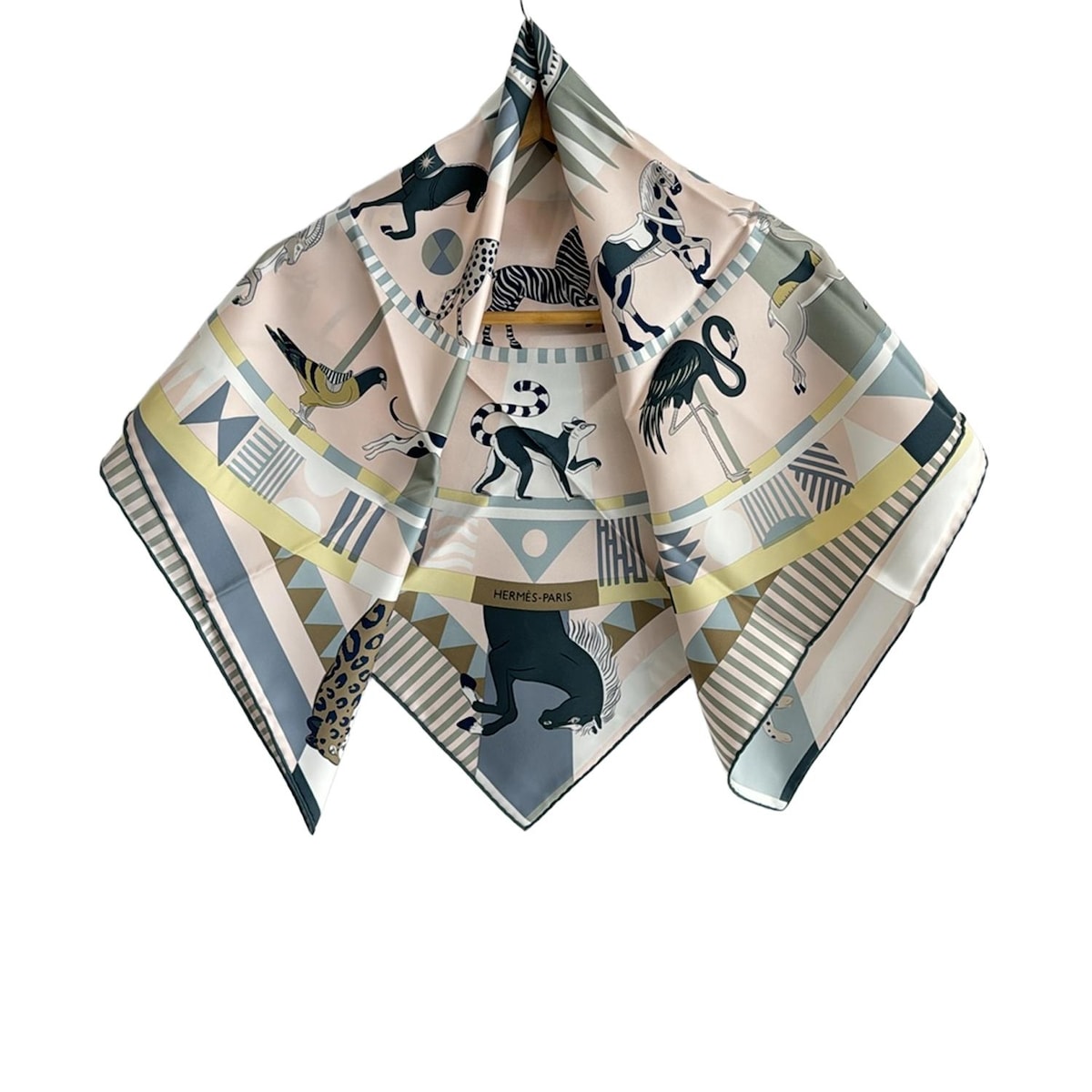 【新着】【中古】HERMES(エルメス) カレ90 スカーフ ロイヤルタイガーのカルーセル/Le Carrousel du Tigre Royal ローズ・ドラジェ×カーキ×ジョーヌ・スフルのサムネイル