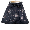 【中古】TO BE CHIC(トゥービーシック) スカート ひざ丈/花柄/ベルト着脱可 黒×ピンク