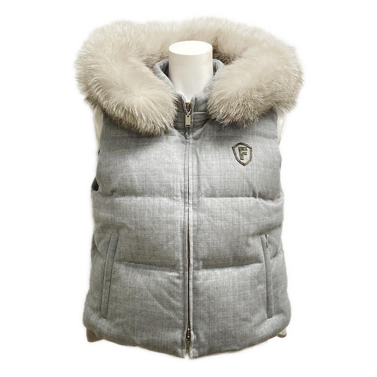 【中古】FOXEY(フォクシー) ダウンベスト フォックス/ビーズ/ジップアップ/秋/冬 ライトグレー コットン、ウール、ダウン