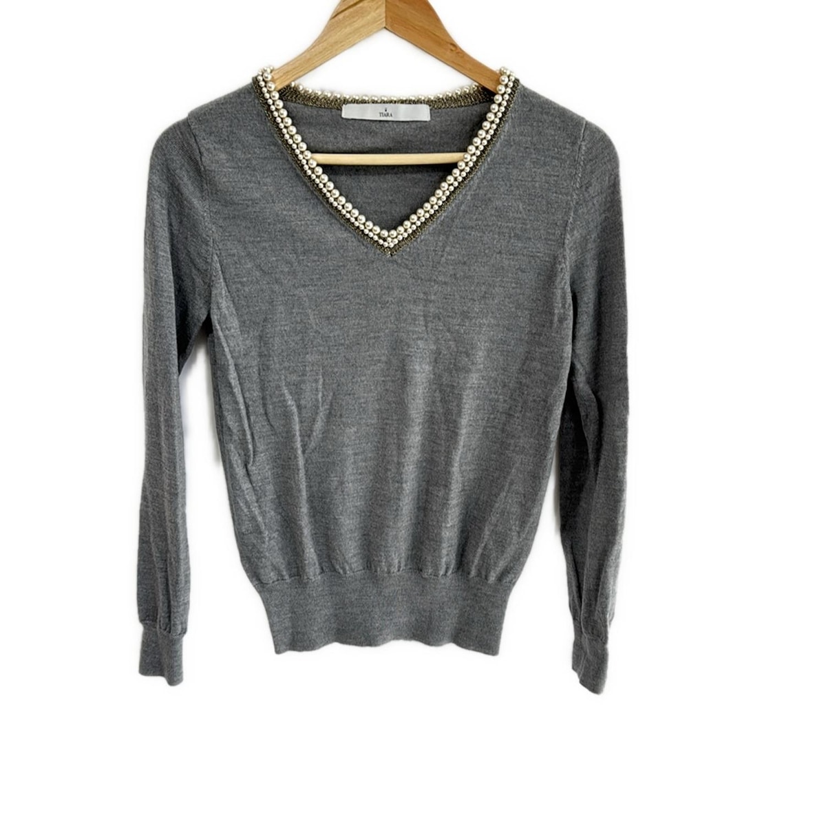 【中古】Tiara(ティアラ) 長袖セーター Vネック/パール/チェーン グレー