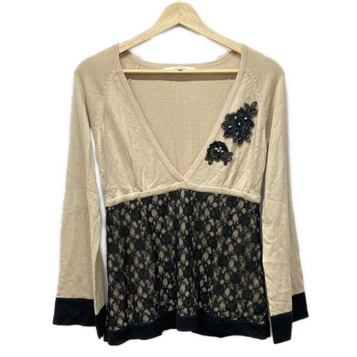 【中古】Chesty(チェスティ) 長袖セーター Vネック/ビジュー/レース/フラワー(花) ベージュ×黒