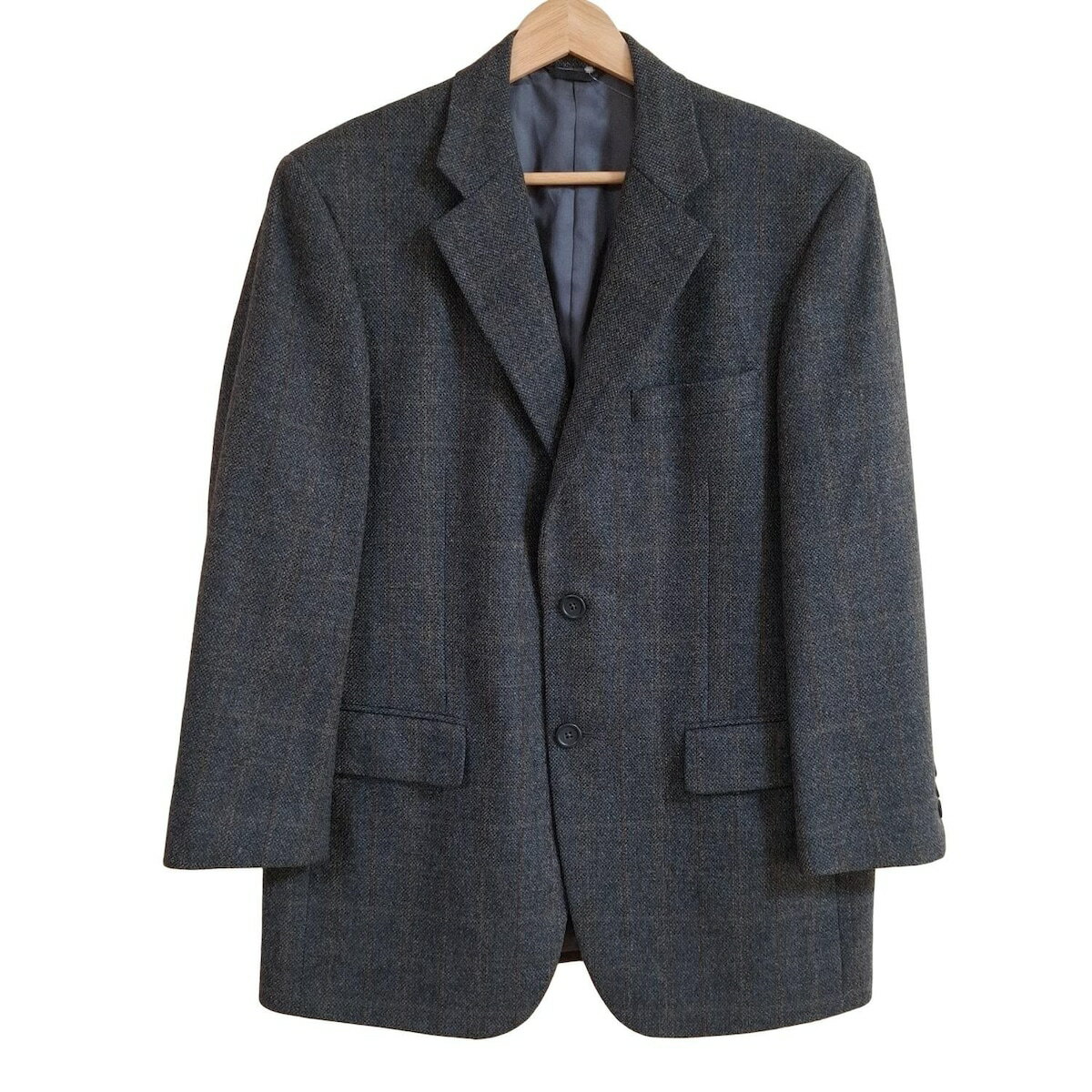 ※『USED品』です。お客様都合による商品のご返品は一切承っておりませんので商品情報・画像を参考にご購入ください。 ≫ 配送について ≫ご利用ガイド ≫よくある質問【中古】DURBAN(ダーバン) ジャケット 長袖/チェック柄/ネーム刺繍/オールシーズン ダークグレー×カーキ ジャンル ジャケット ブランド DURBAN(ダーバン) 商品名 -型番 -男女別 メンズ表記サイズ 94AB4実寸サイズ 肩幅 : 約 45.5 cm袖丈 : 約 55 cm身幅 : 約 54 cm着丈 : 約 72 cm ・採寸方法を見る&nbsp;&nbsp;&nbsp;・着用イメージを見るカラー ダークグレー×カーキデザイン -長袖/チェック柄/ネーム刺繍/オールシーズン肩パッド　あり 素材 画像参照コンディションレベル 【C】ふつうに使える コンディションの備考 【外側】　・全体的 ⇒ 汚れ若干 / 毛羽立ち若干　・脇下 ⇒ 汗染み若干【内側】　・全体的 ⇒ 薄っすらと汚れている　・袖口 ⇒ 汗染み若干【特記事項】　・保存時のニオイあり製造番号・刻印 -シリアル *** 付属品 なし